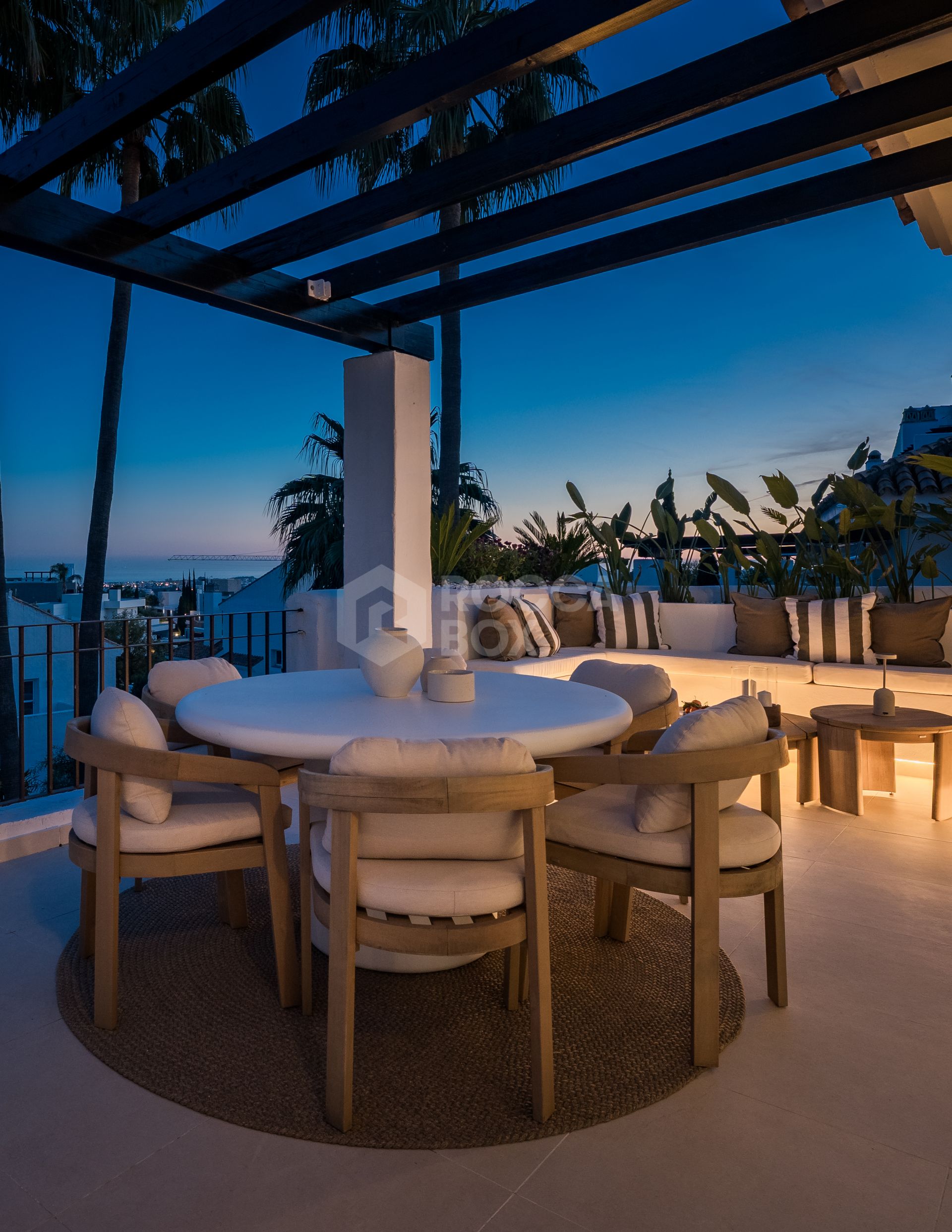 Duplex penthouse with panoramic sea views in Nueva Andalucía