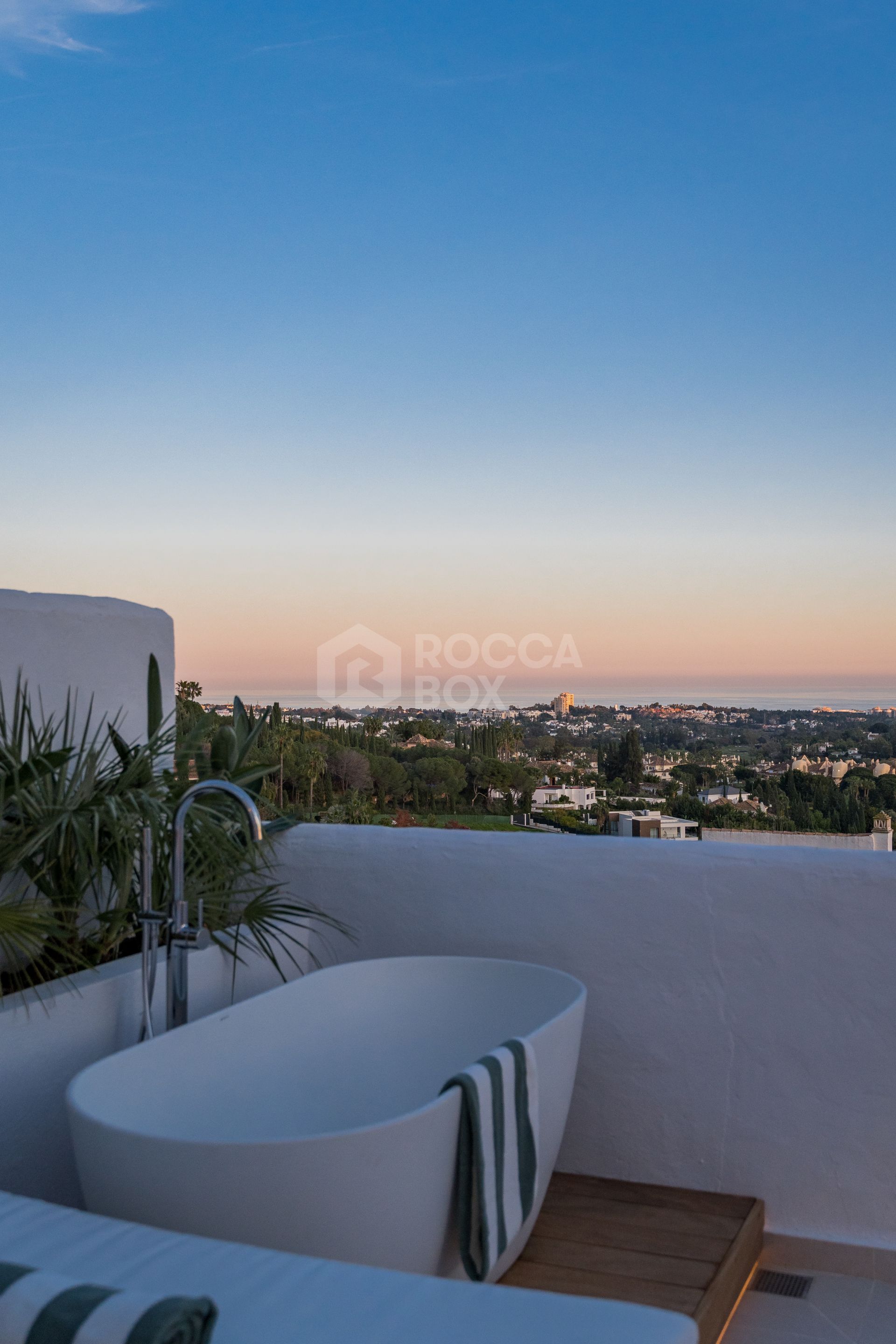 Duplex penthouse with panoramic sea views in Nueva Andalucía