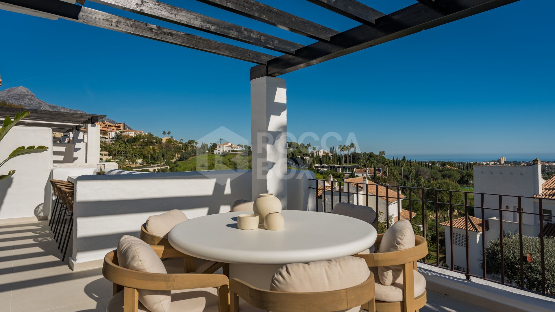 Duplex penthouse with panoramic sea views in Nueva Andalucía