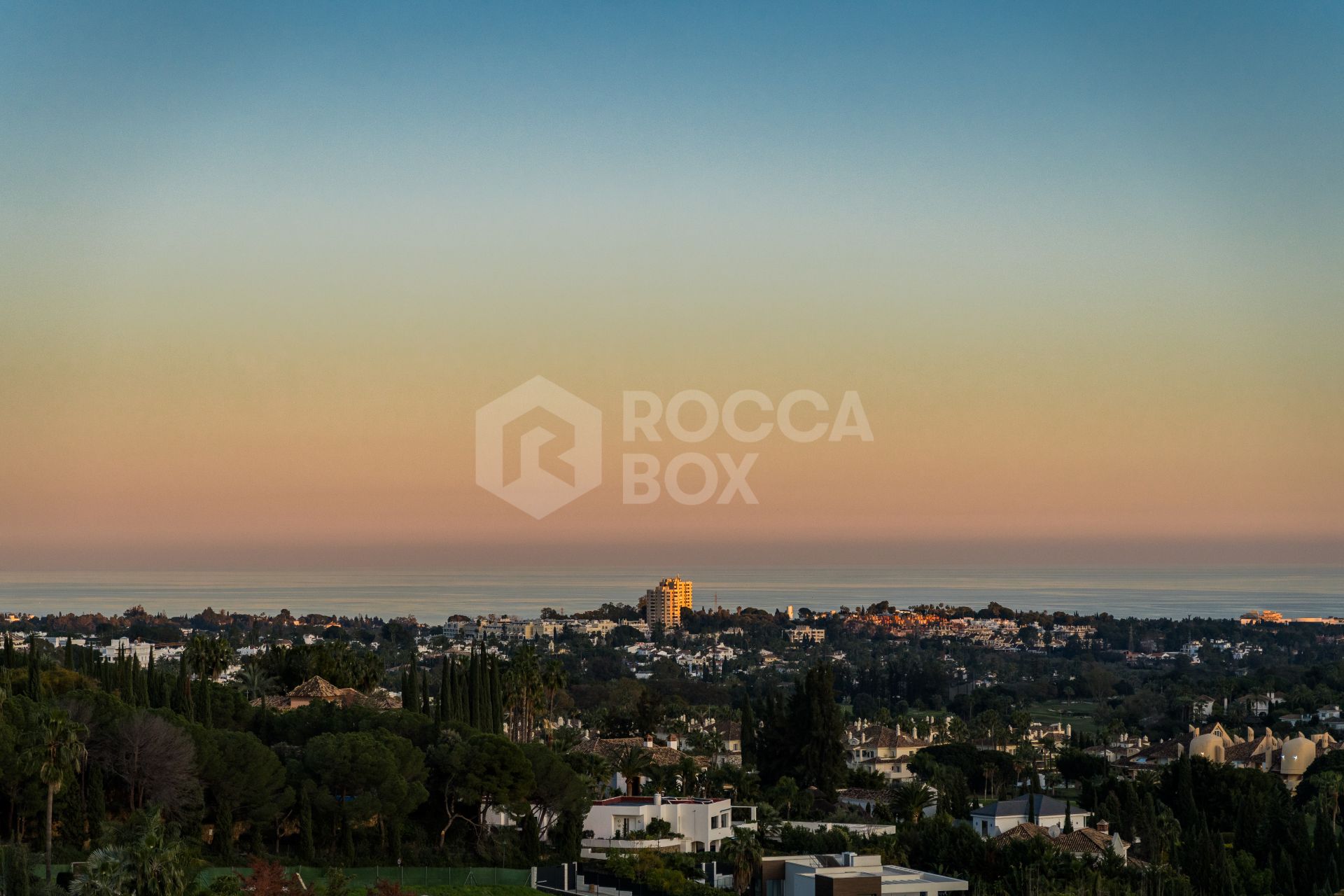 Duplex penthouse with panoramic sea views in Nueva Andalucía