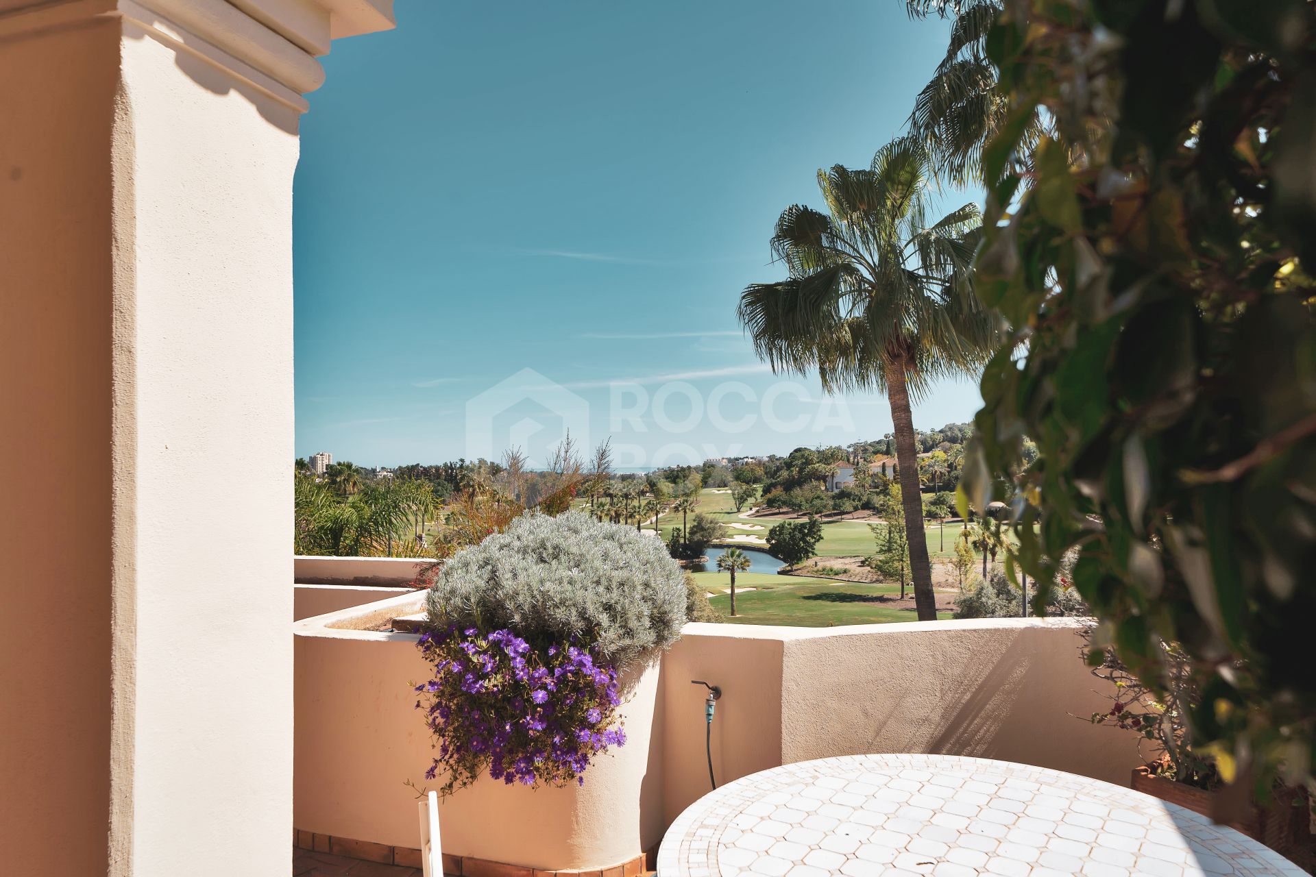 Luxury Penthouse with Panoramic Golf and sea Views in Las Alamandas