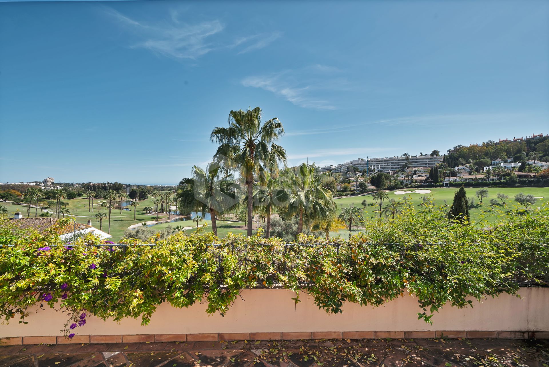 Luxury Penthouse with Panoramic Golf and sea Views in Las Alamandas
