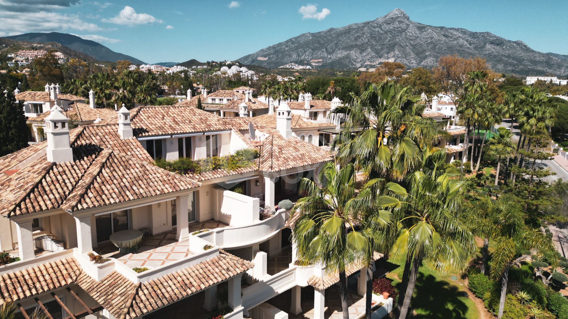 Luxury Penthouse with Panoramic Golf and sea Views in Las Alamandas