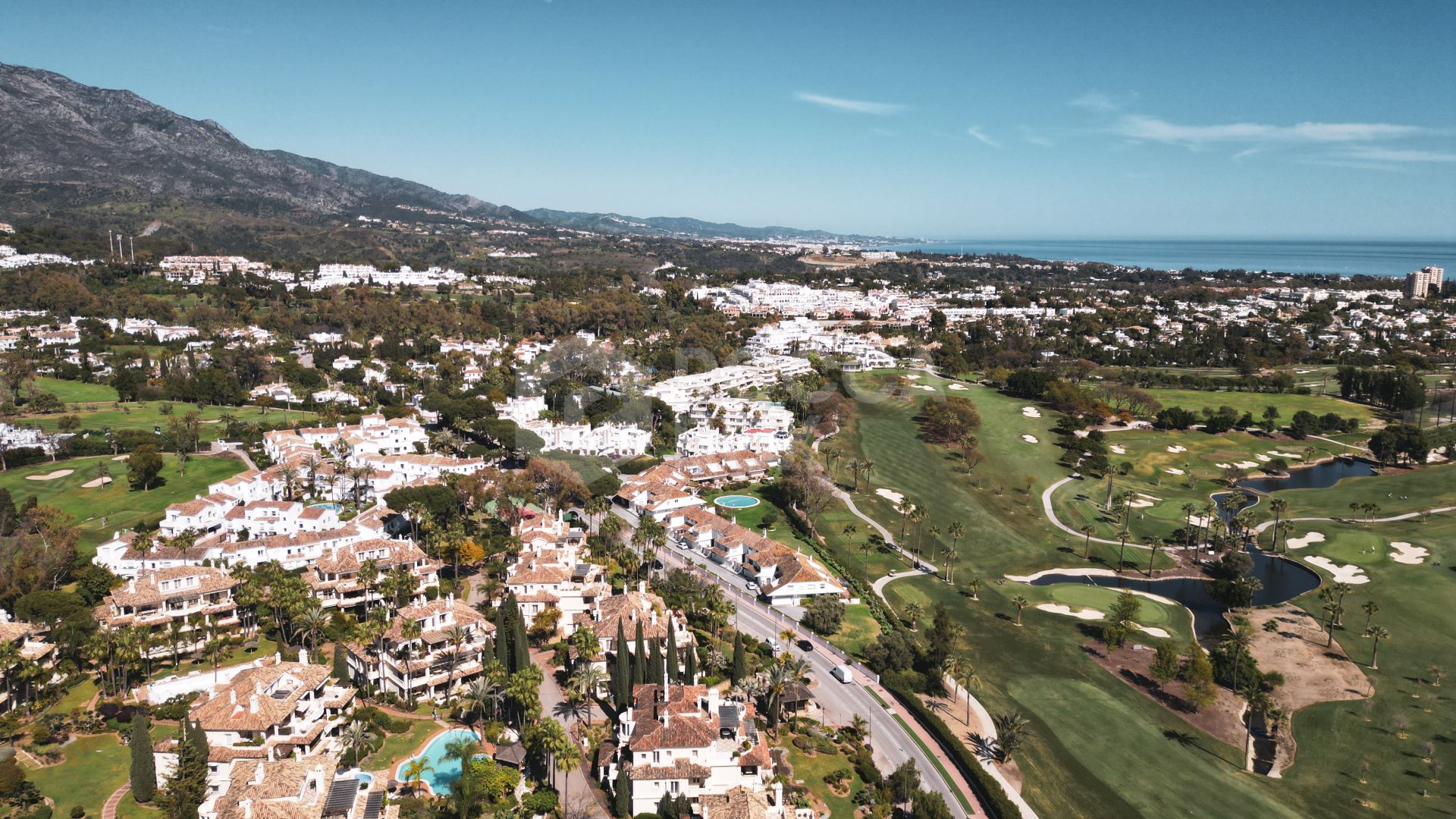 Luxury Penthouse with Panoramic Golf and sea Views in Las Alamandas