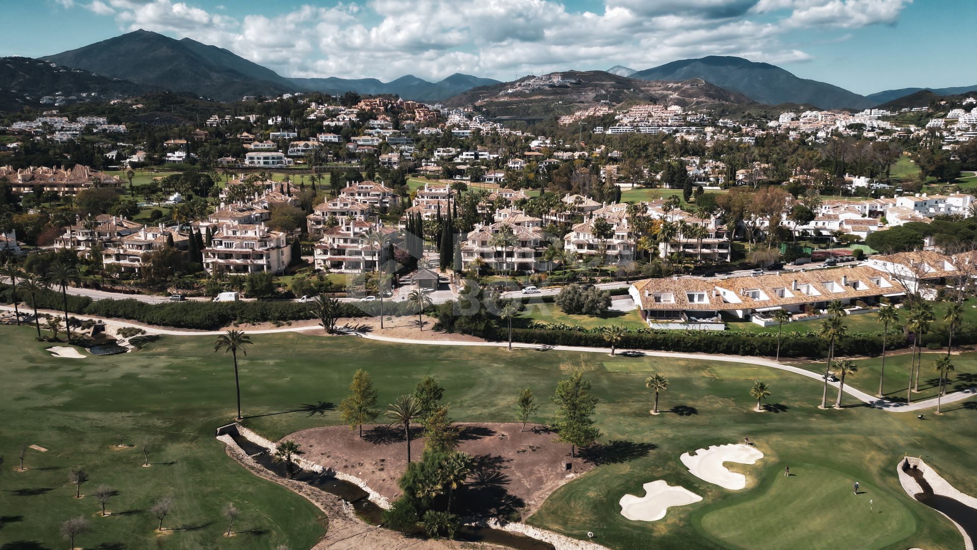 Luxury Penthouse with Panoramic Golf and sea Views in Las Alamandas