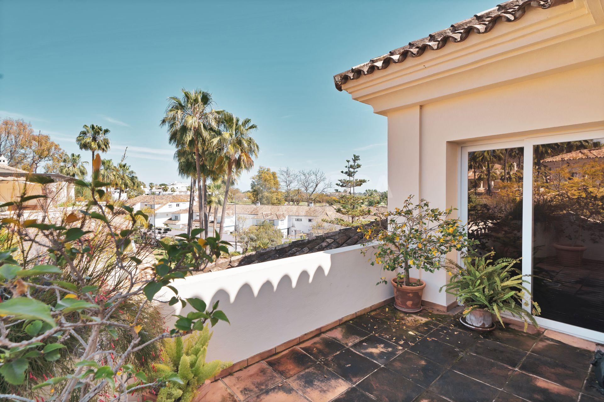Luxury Penthouse with Panoramic Golf and sea Views in Las Alamandas