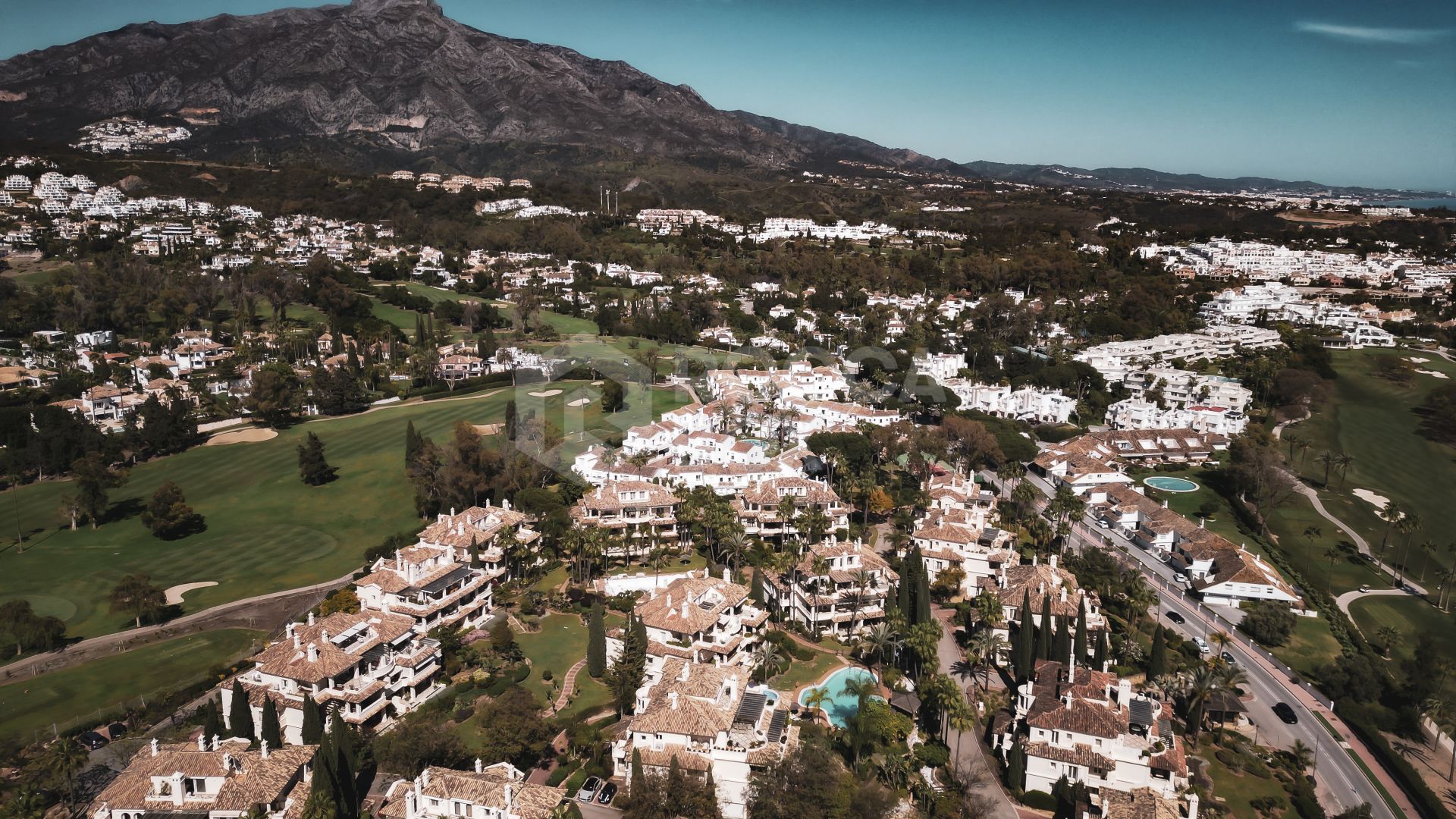Luxury Penthouse with Panoramic Golf and sea Views in Las Alamandas