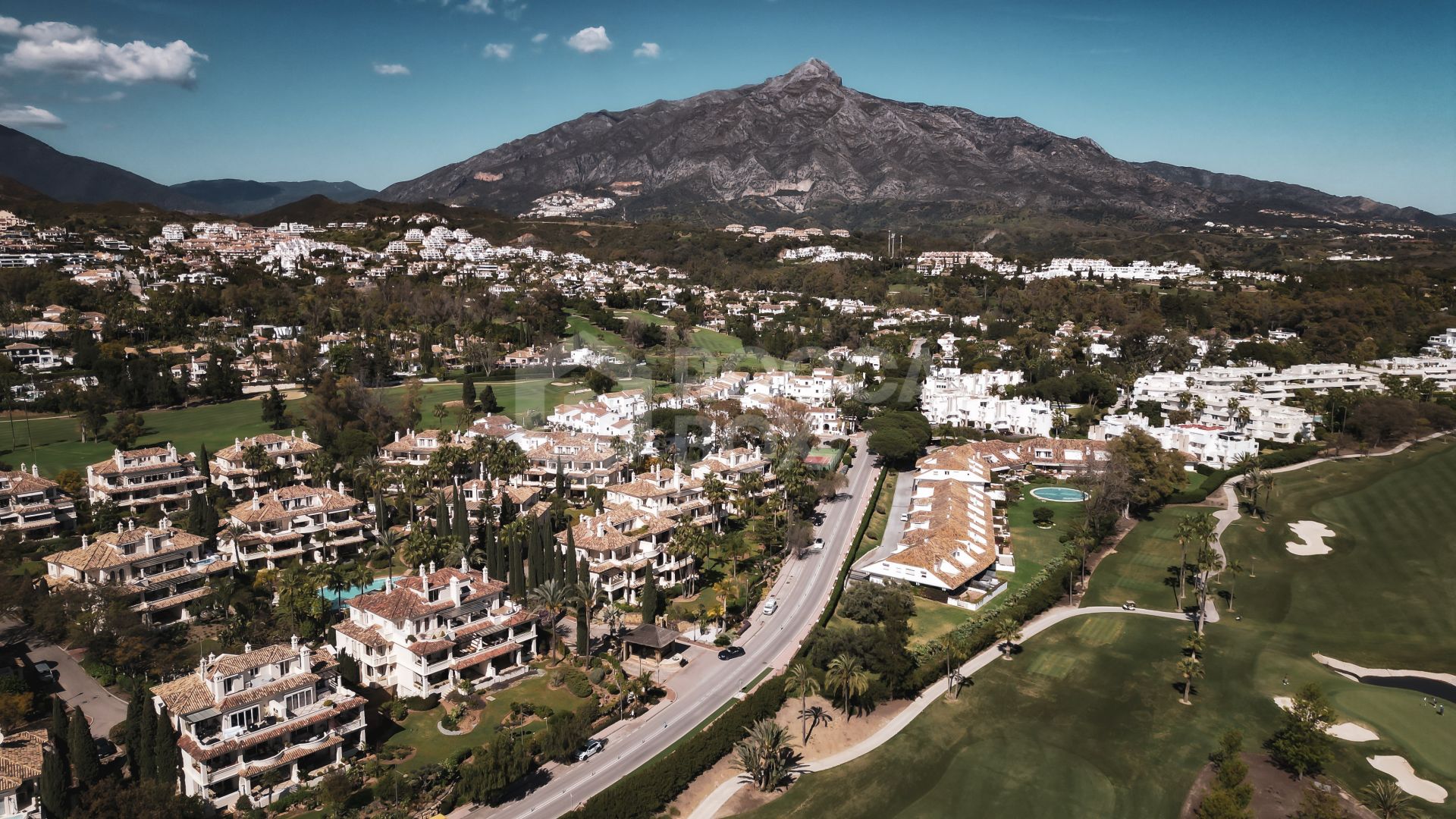 Luxury Penthouse with Panoramic Golf and sea Views in Las Alamandas