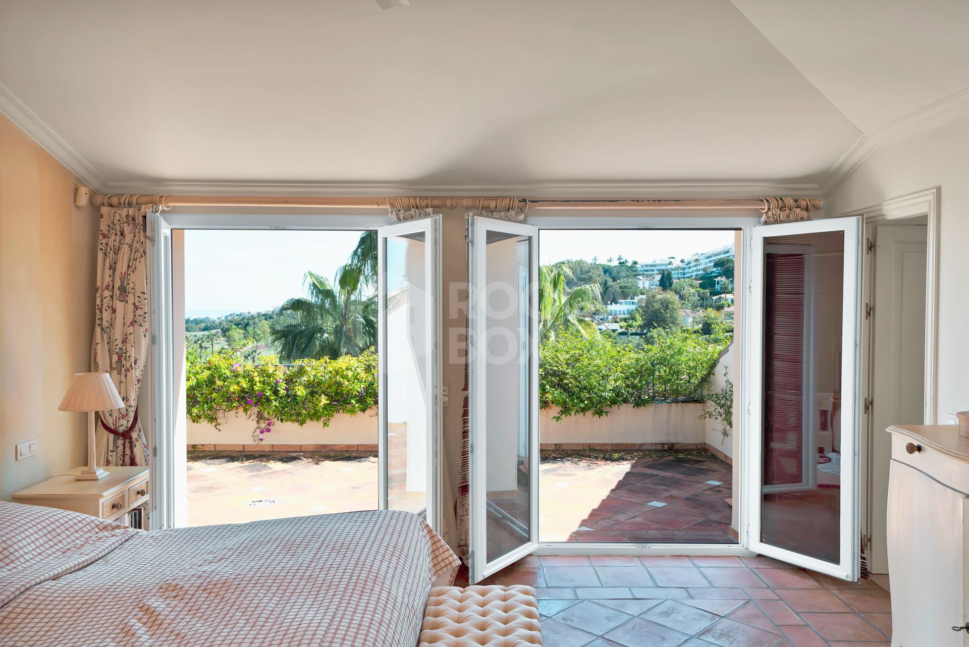 Luxury Penthouse with Panoramic Golf and sea Views in Las Alamandas