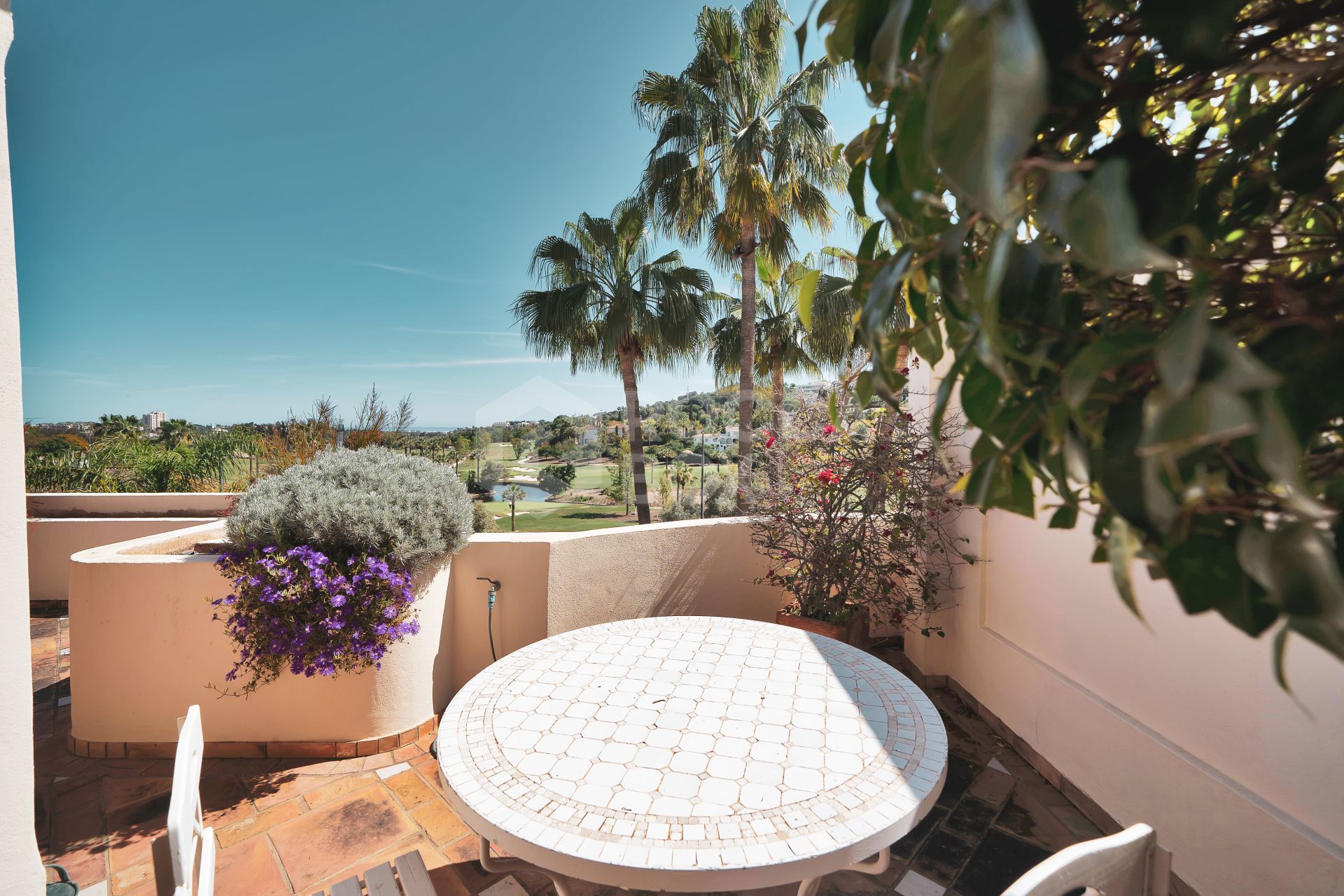 Luxury Penthouse with Panoramic Golf and sea Views in Las Alamandas
