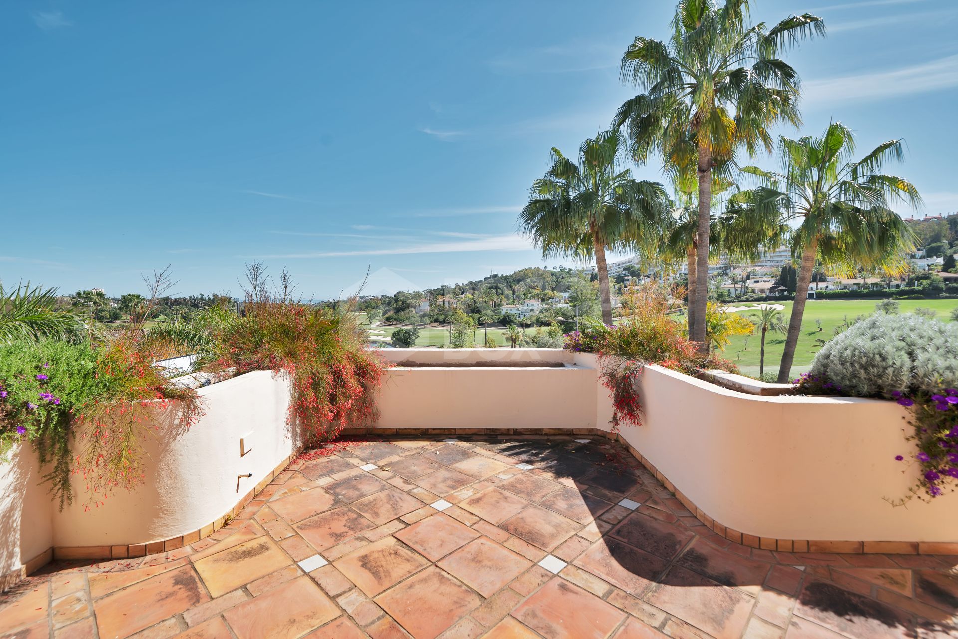 Luxury Penthouse with Panoramic Golf and sea Views in Las Alamandas