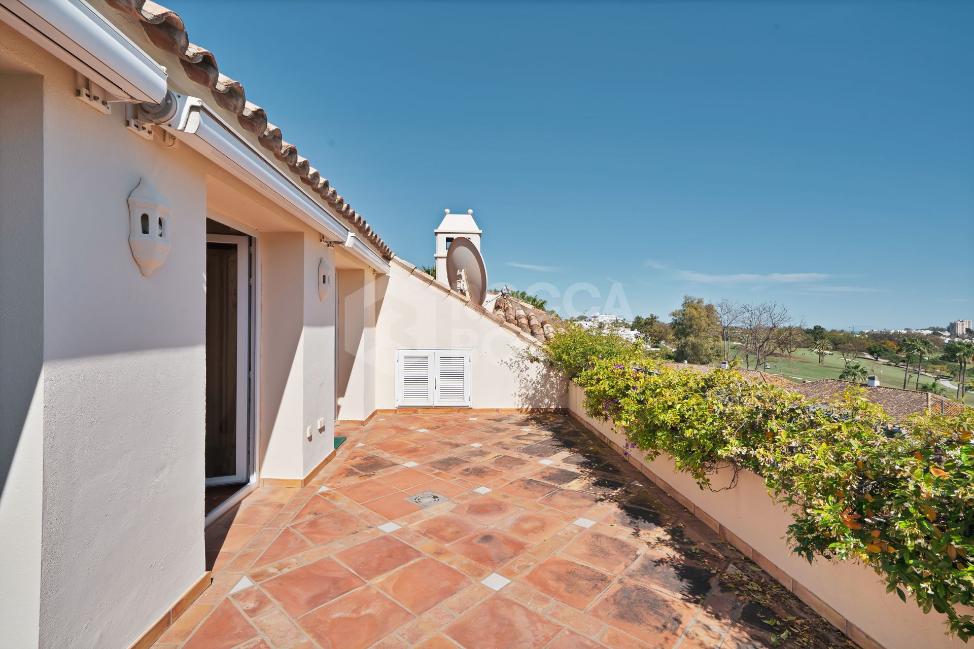 Luxury Penthouse with Panoramic Golf and sea Views in Las Alamandas