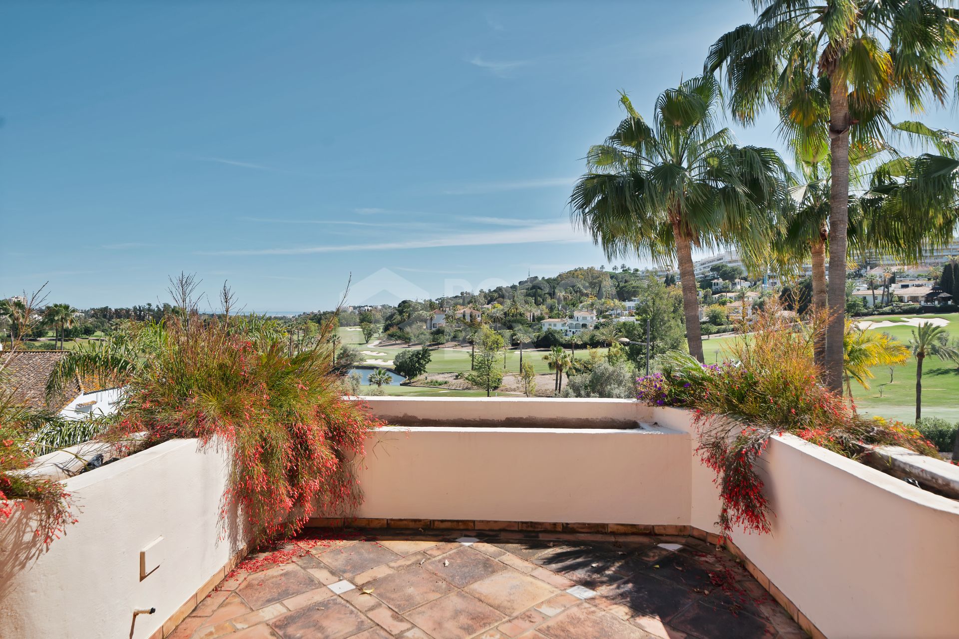 Luxury Penthouse with Panoramic Golf and sea Views in Las Alamandas