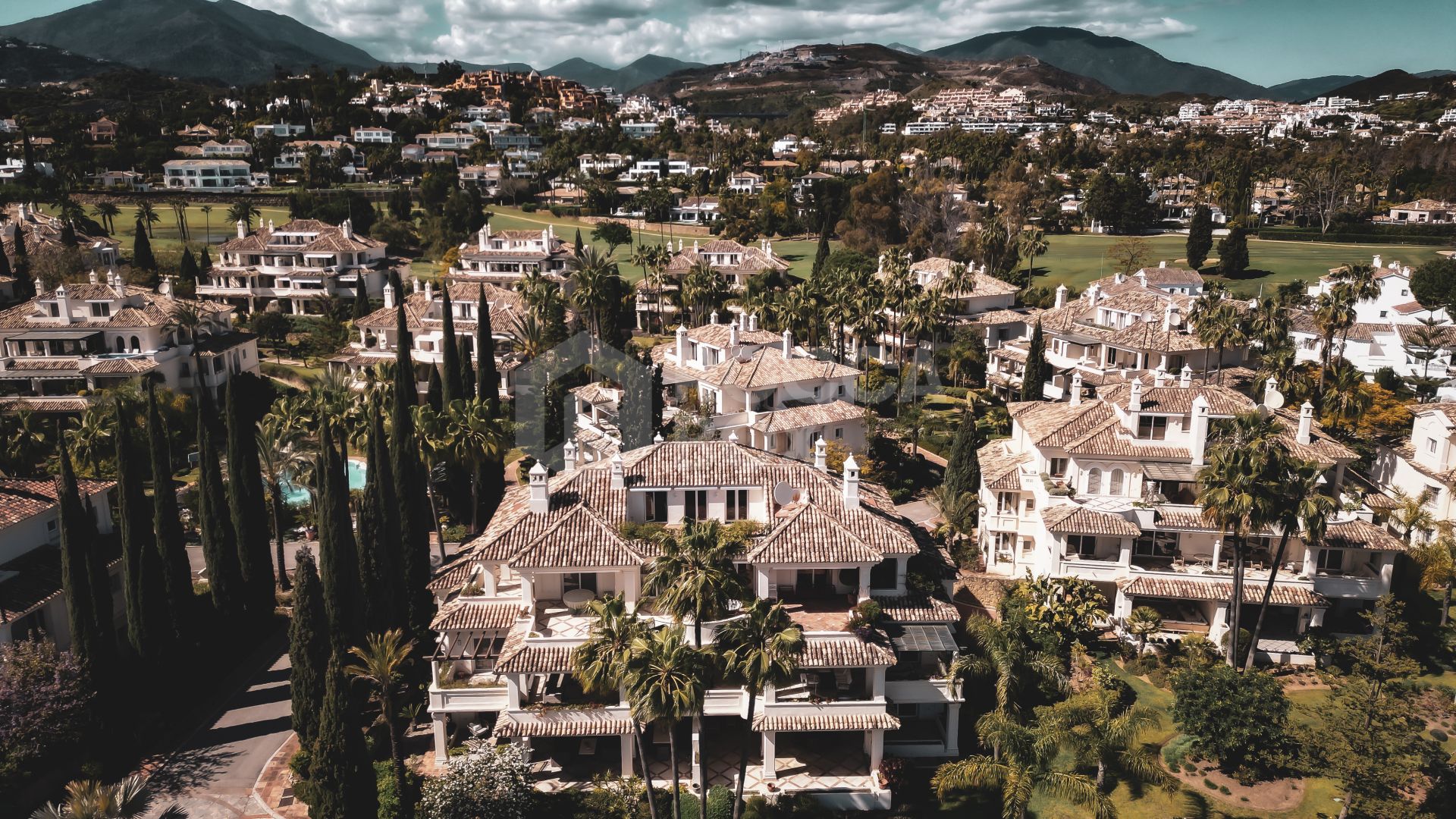 Luxury Penthouse with Panoramic Golf and sea Views in Las Alamandas