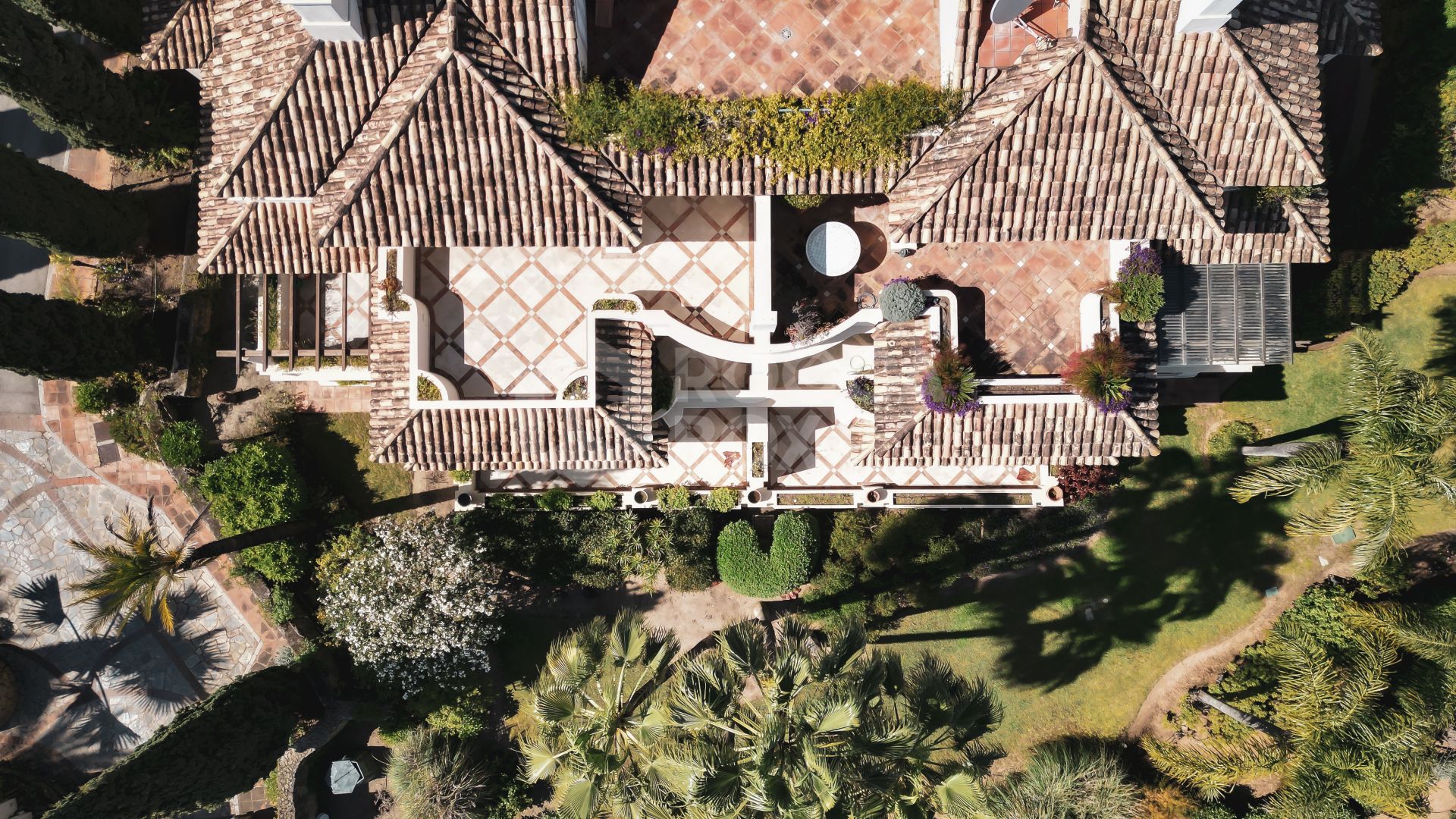 Luxury Penthouse with Panoramic Golf and sea Views in Las Alamandas