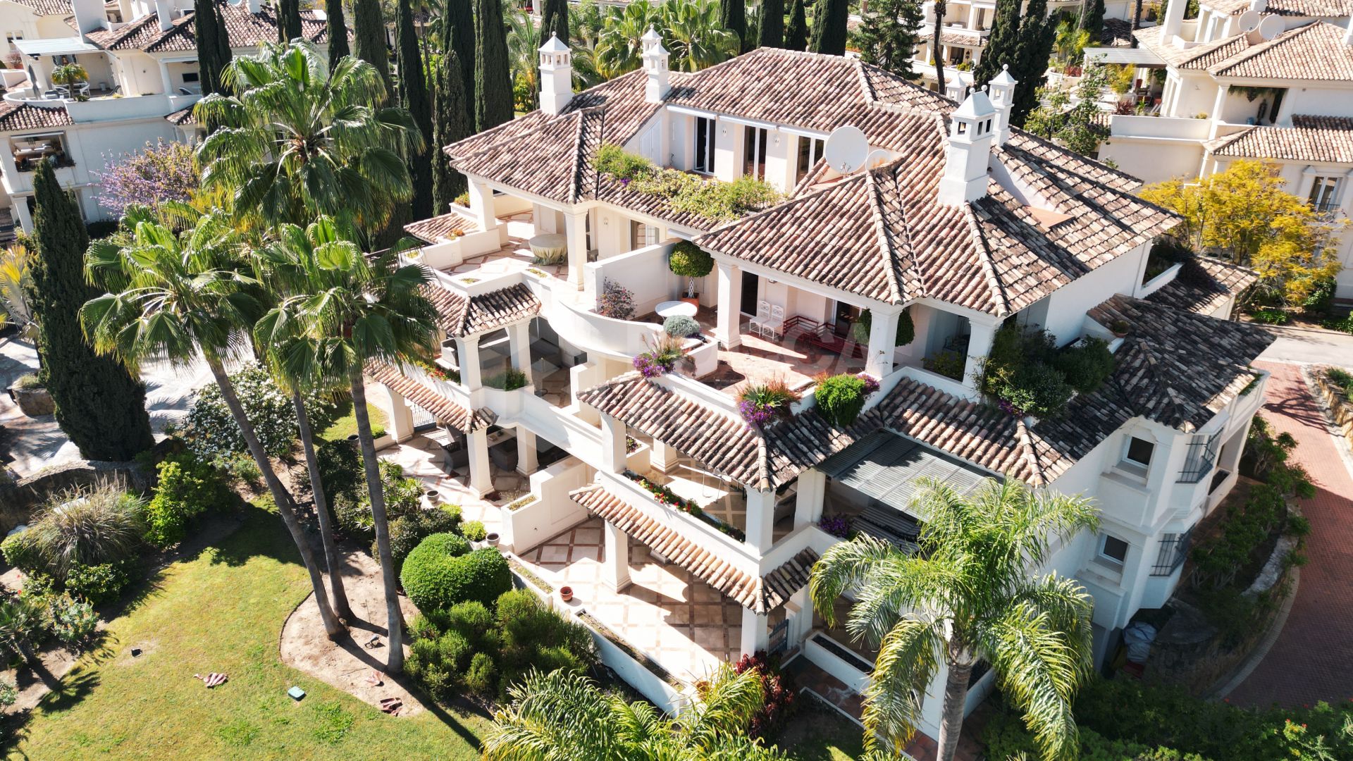 Luxury Penthouse with Panoramic Golf and sea Views in Las Alamandas