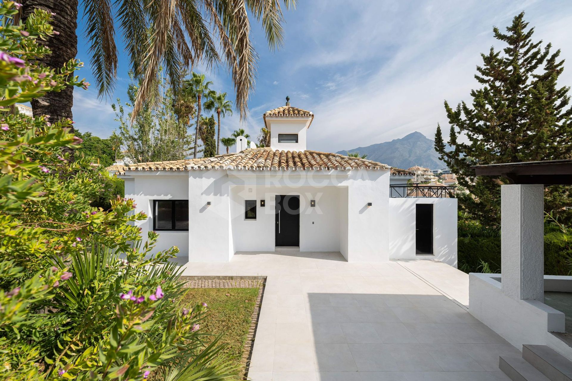 Exquisite Andalusian Villa in Los Naranjos Hill Club