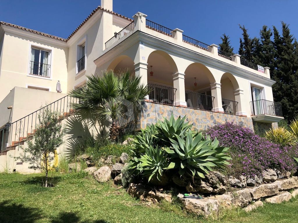 Charming 6-Bedroom Villa with Panoramic Views in Nueva Andalucia