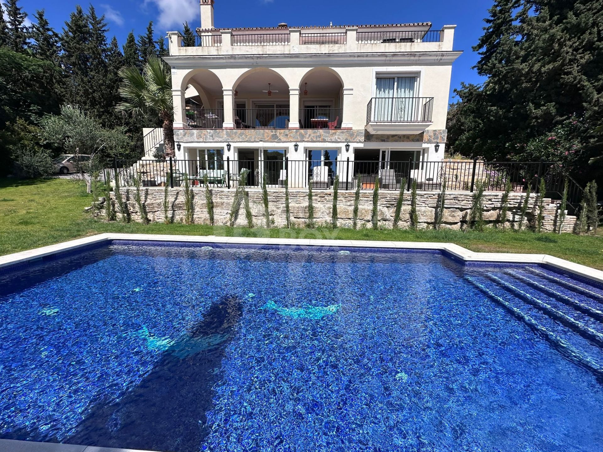 Charming 6-Bedroom Villa with Panoramic Views in Nueva Andalucia