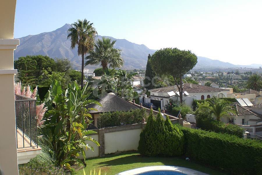 Charming 6-Bedroom Villa with Panoramic Views in Nueva Andalucia