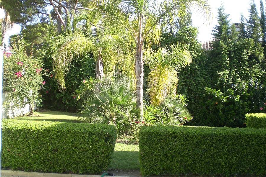 Charming 6-Bedroom Villa with Panoramic Views in Nueva Andalucia