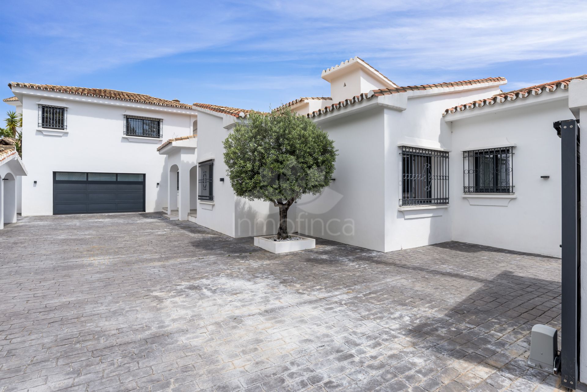 Villa in Altos del Paraiso, Benahavis