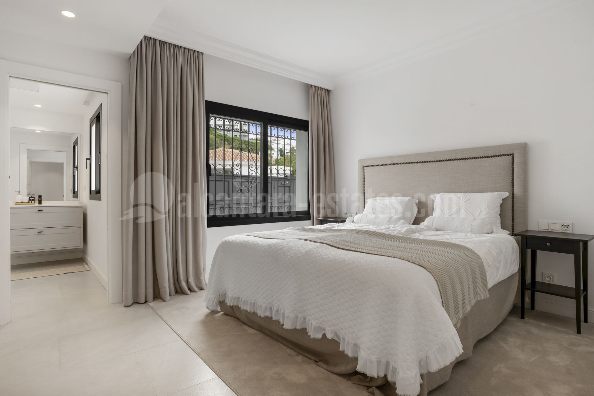 Villa en Altos del Paraiso, Benahavis