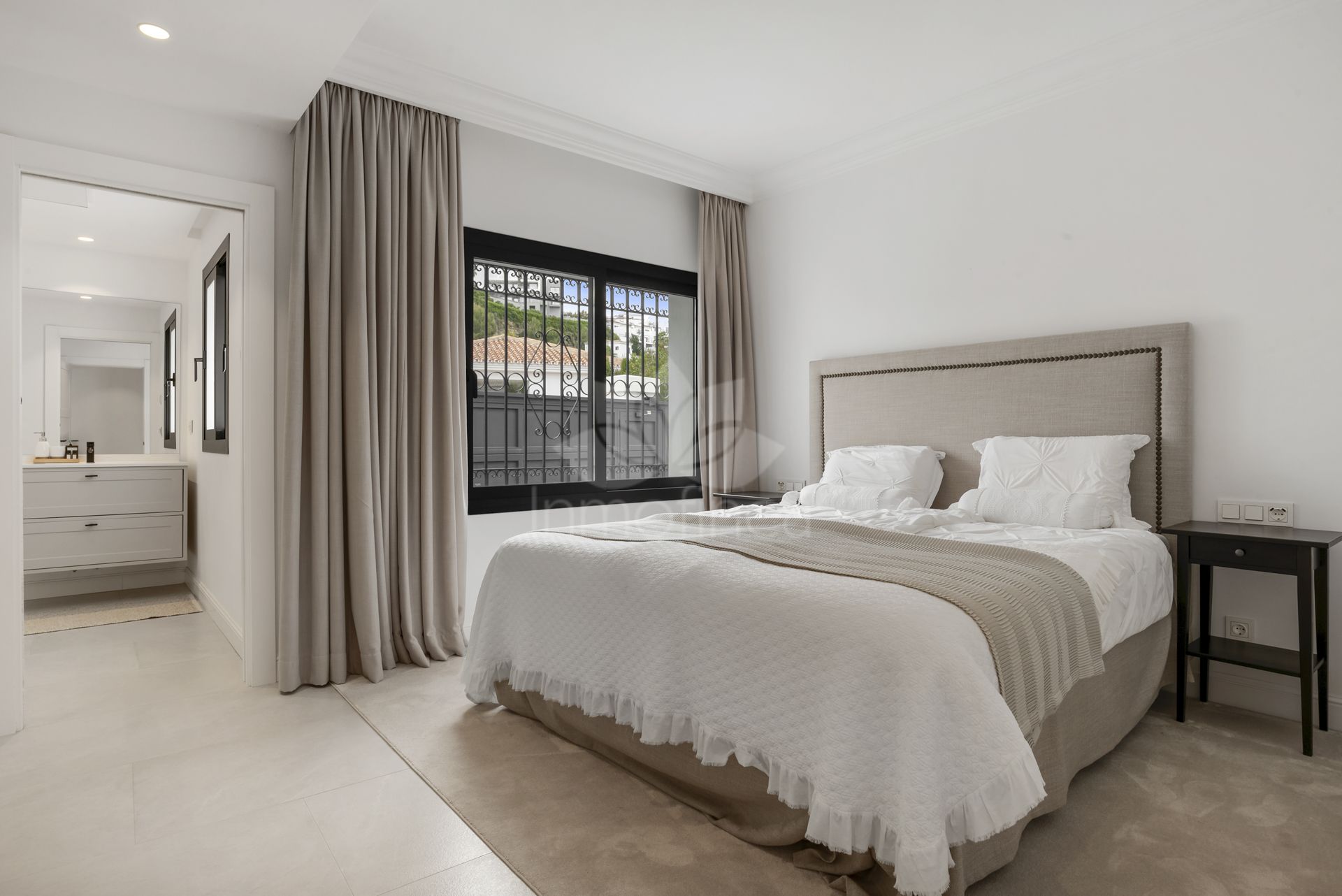 Villa in Altos del Paraiso, Benahavis