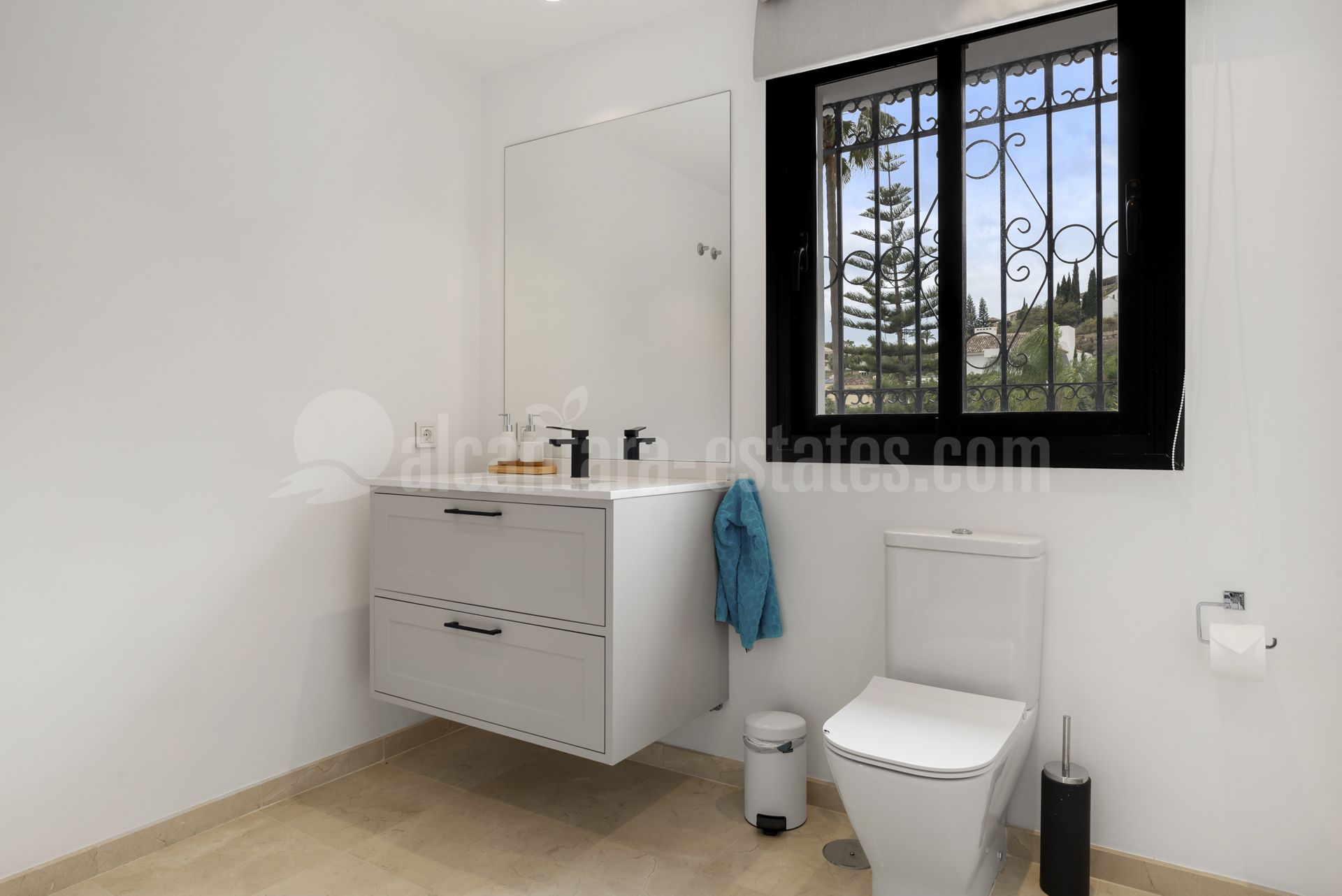 Villa en Altos del Paraiso, Benahavis