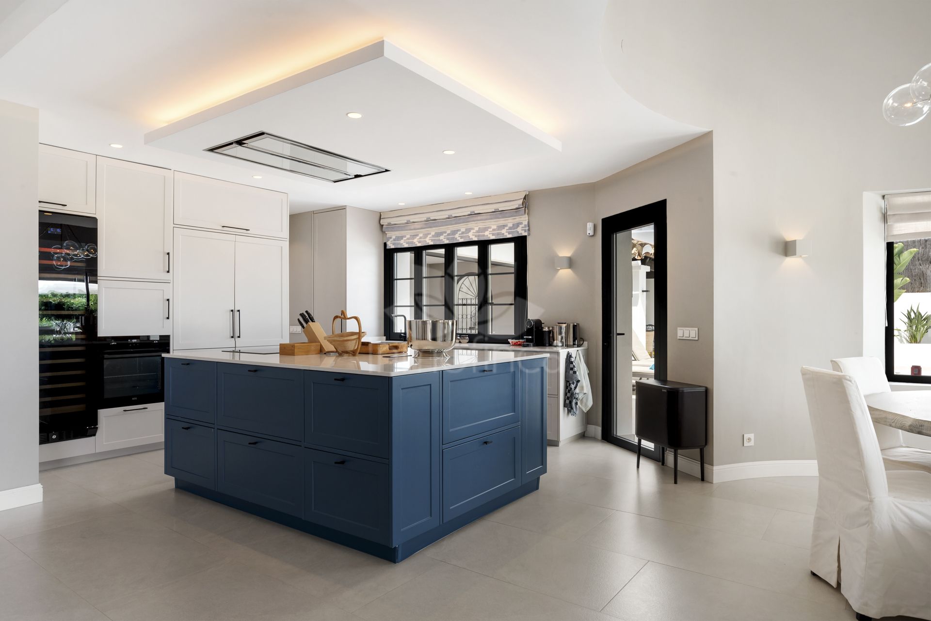 Villa in Altos del Paraiso, Benahavis