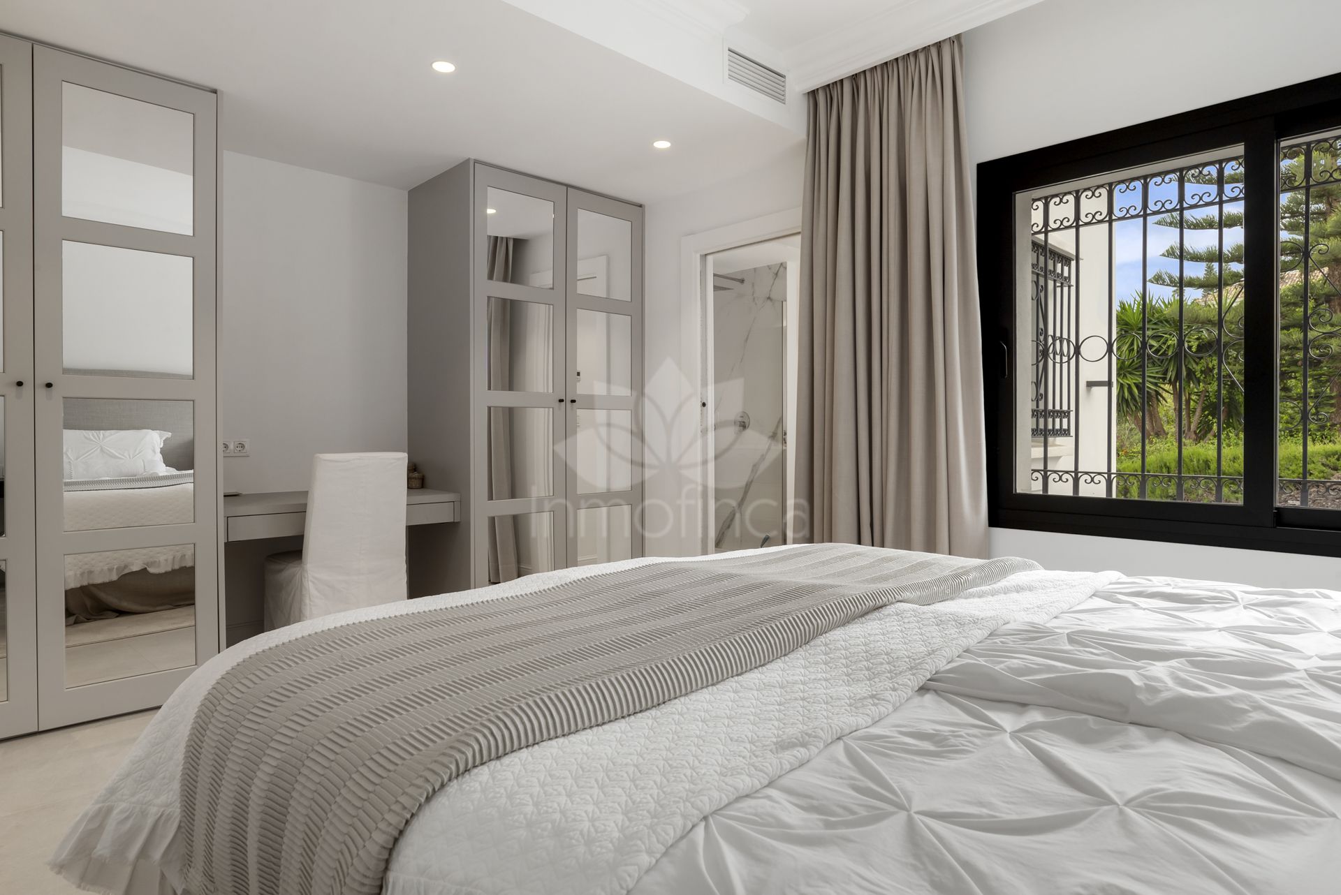 Villa in Altos del Paraiso, Benahavis