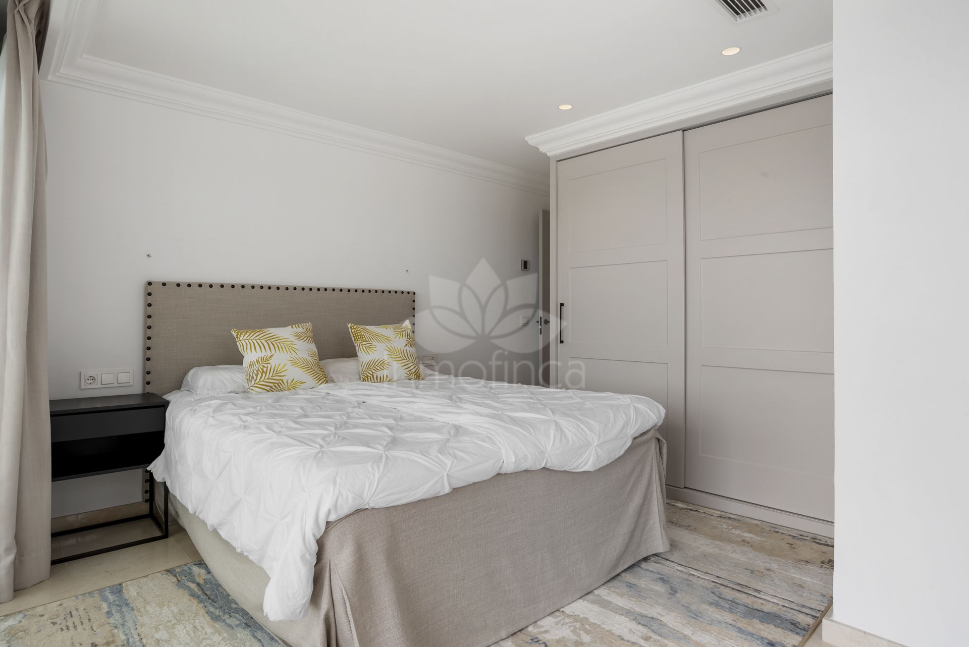 Villa in Altos del Paraiso, Benahavis