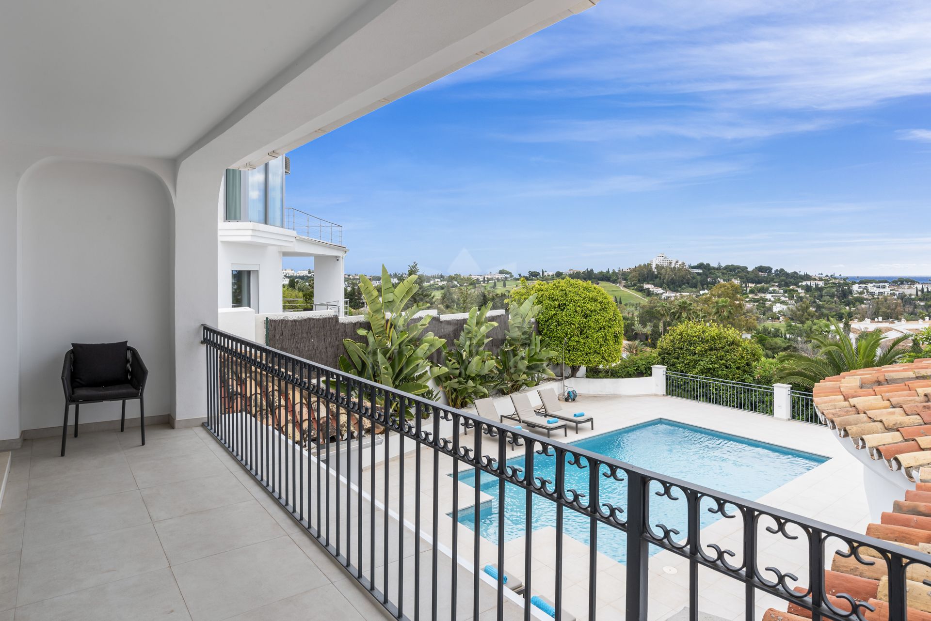 Villa in Altos del Paraiso, Benahavis