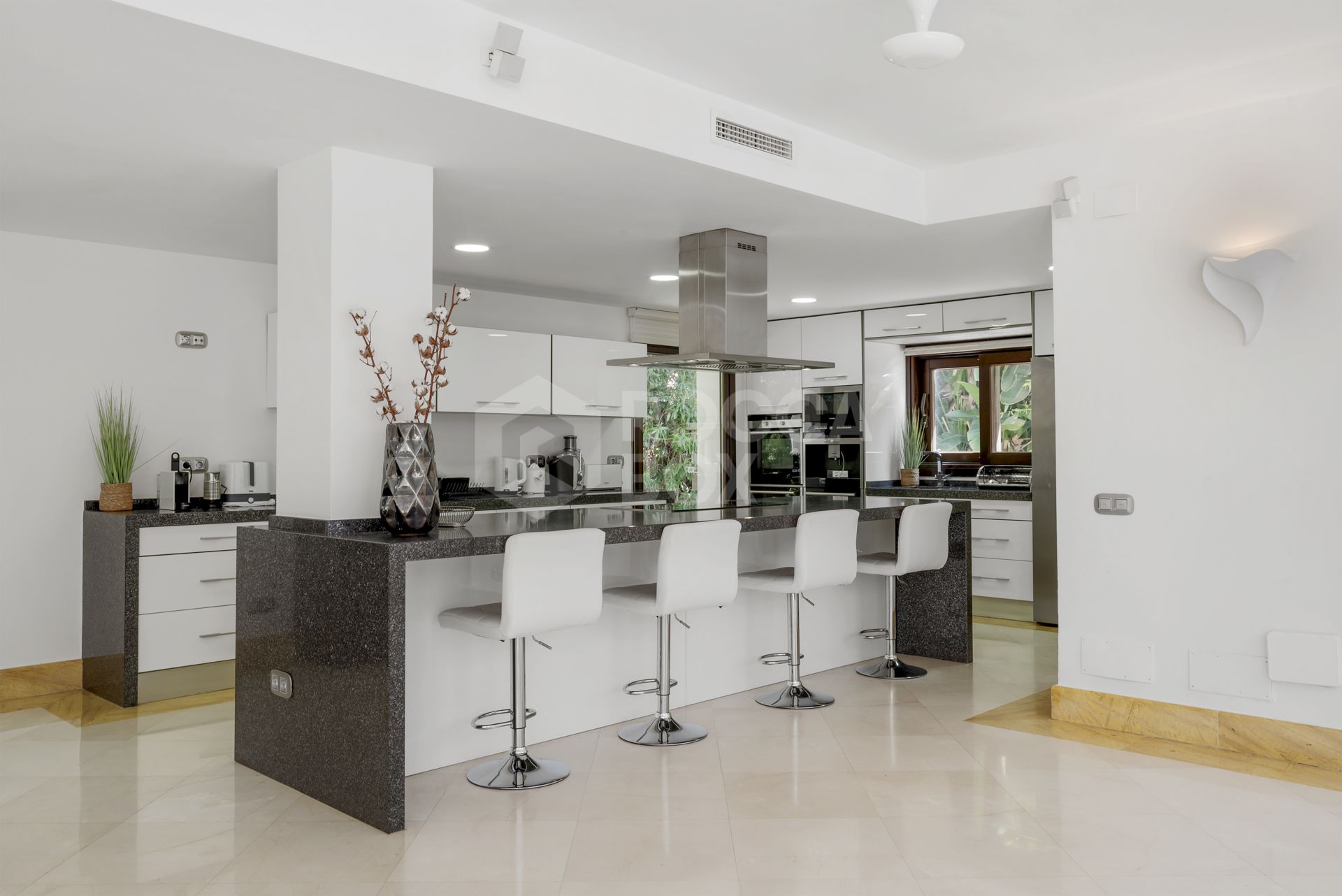 Villa for sale in Nueva Andalucia, Marbella (All)