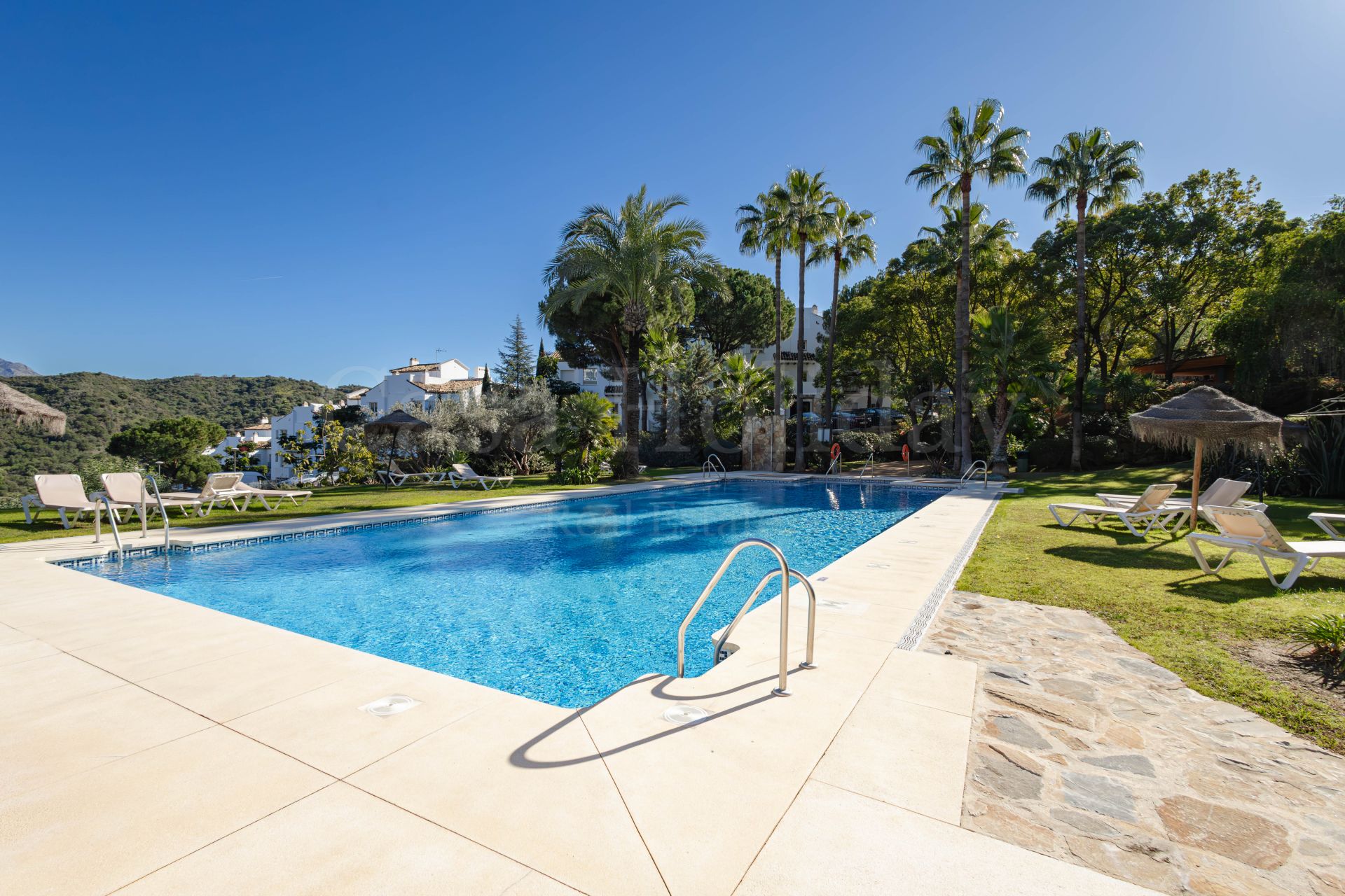 Apartment in Altos de La Quinta, Benahavis