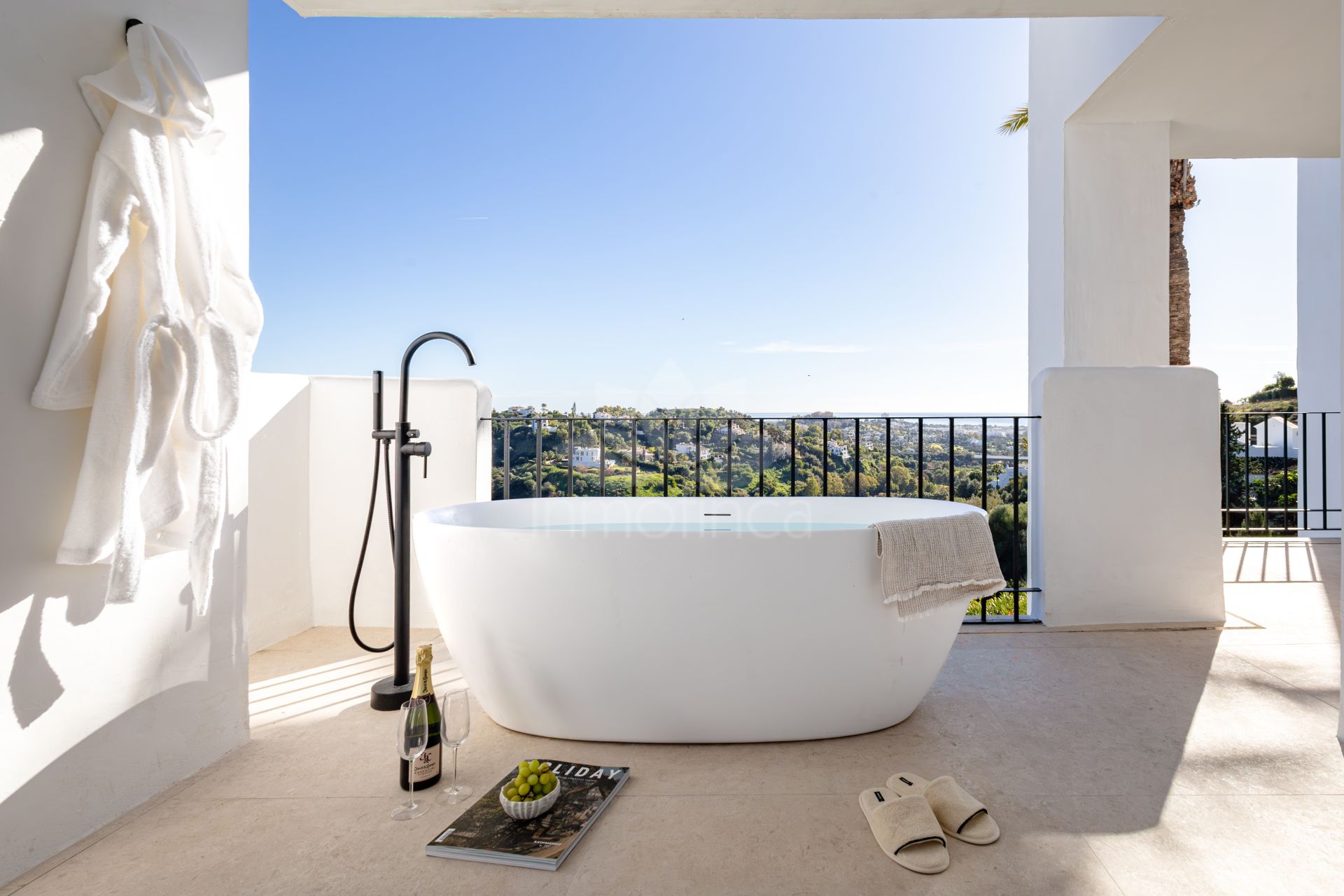 Apartment in Altos de La Quinta, Benahavis