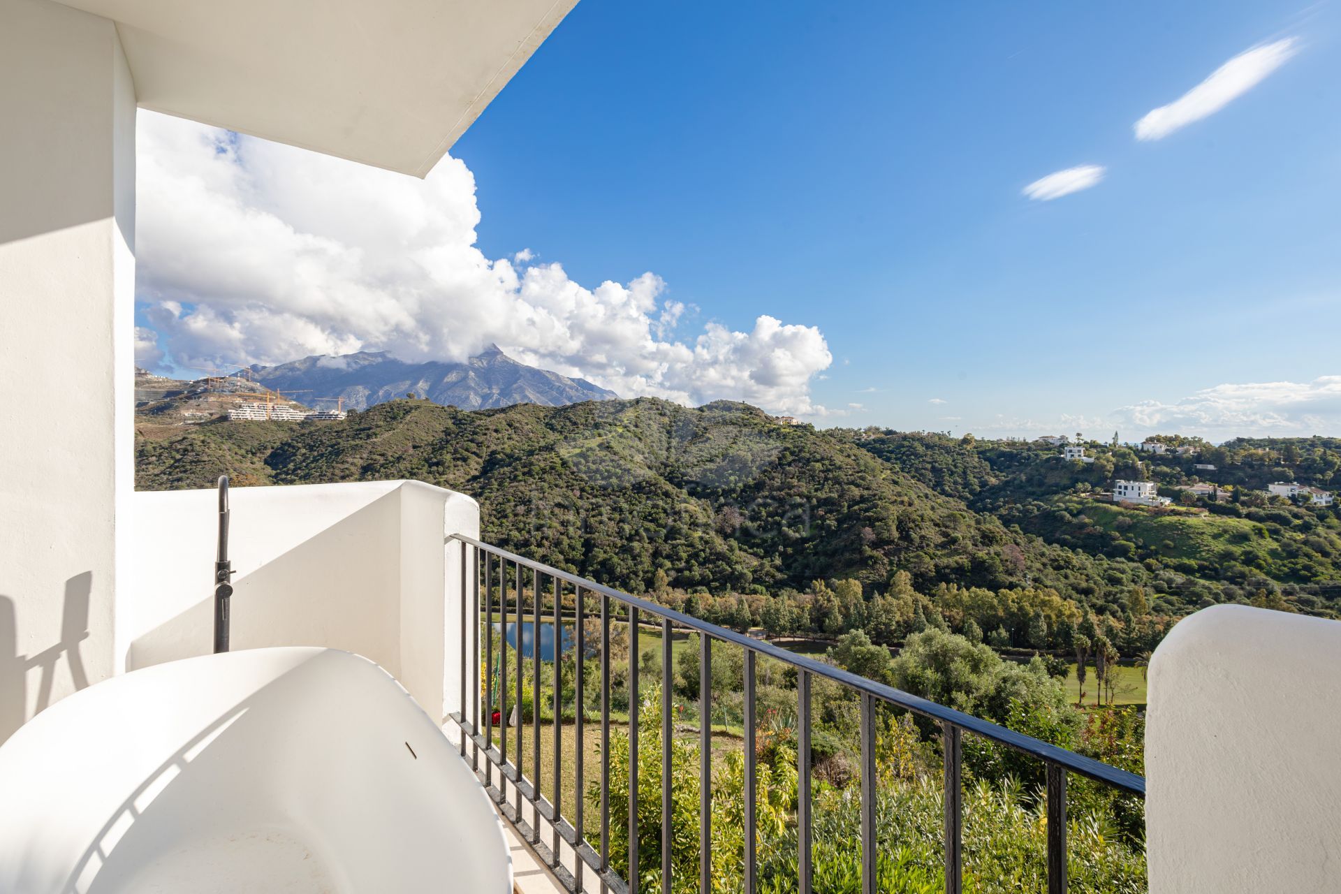 Apartment in Altos de La Quinta, Benahavis