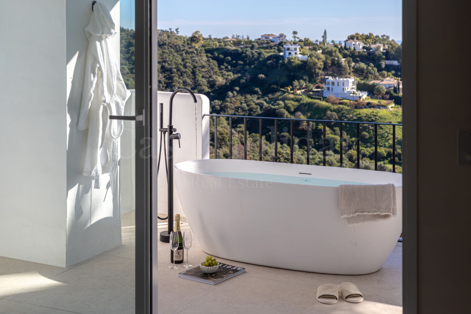 Apartment in Altos de La Quinta, Benahavis