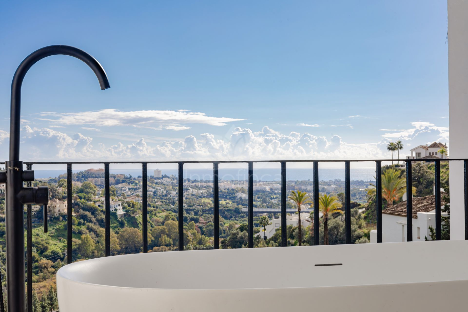 Apartment in Altos de La Quinta, Benahavis