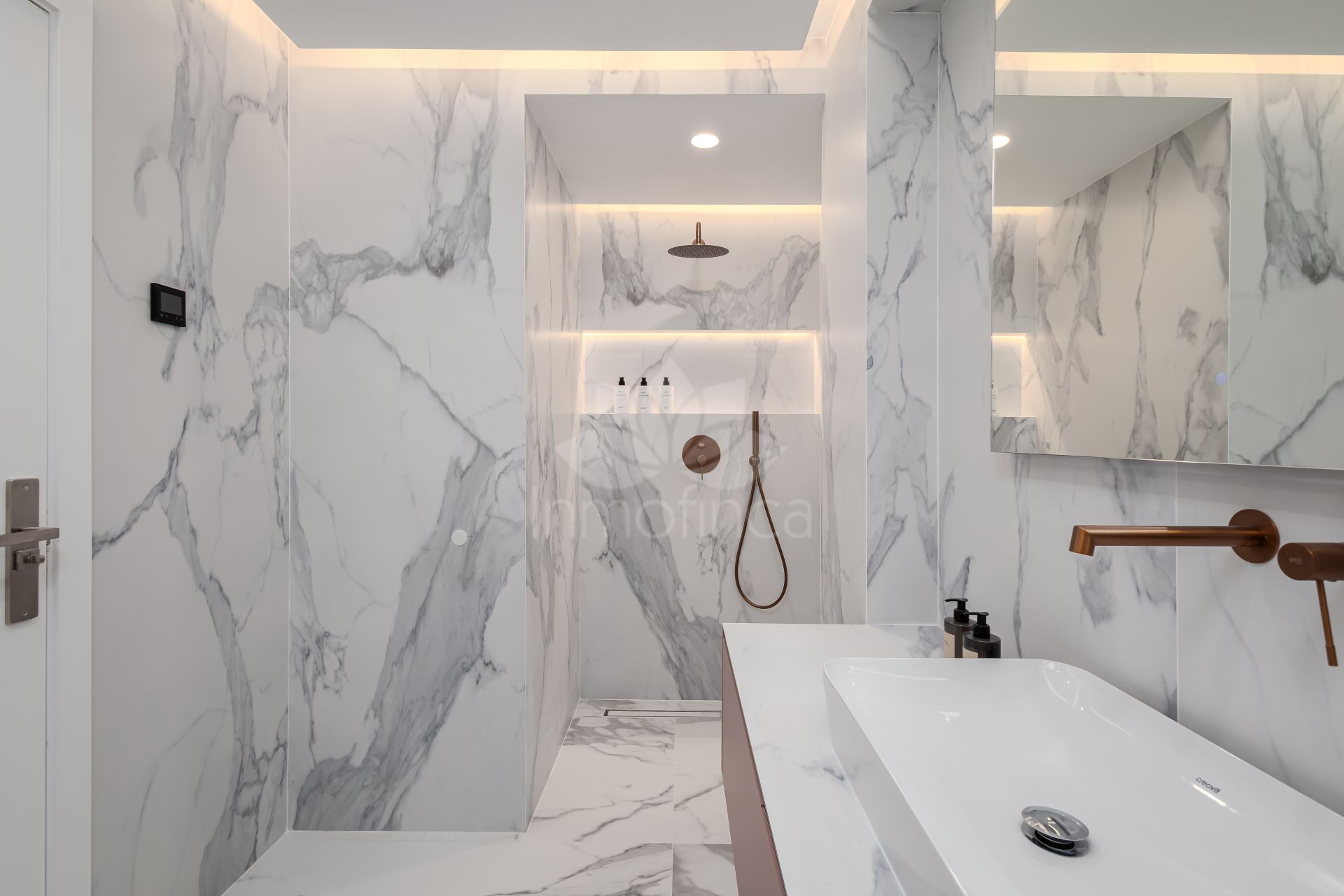 Apartment in Altos de La Quinta, Benahavis