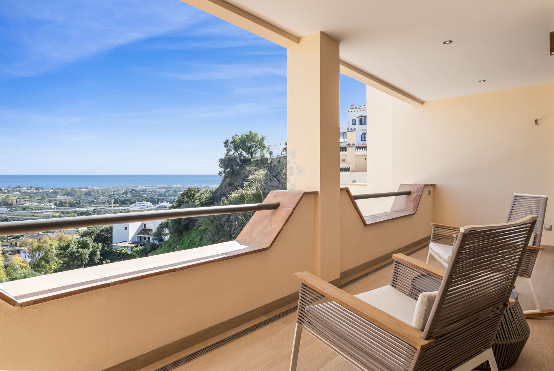 Duplex Penthouse w Los Almendros, Benahavis