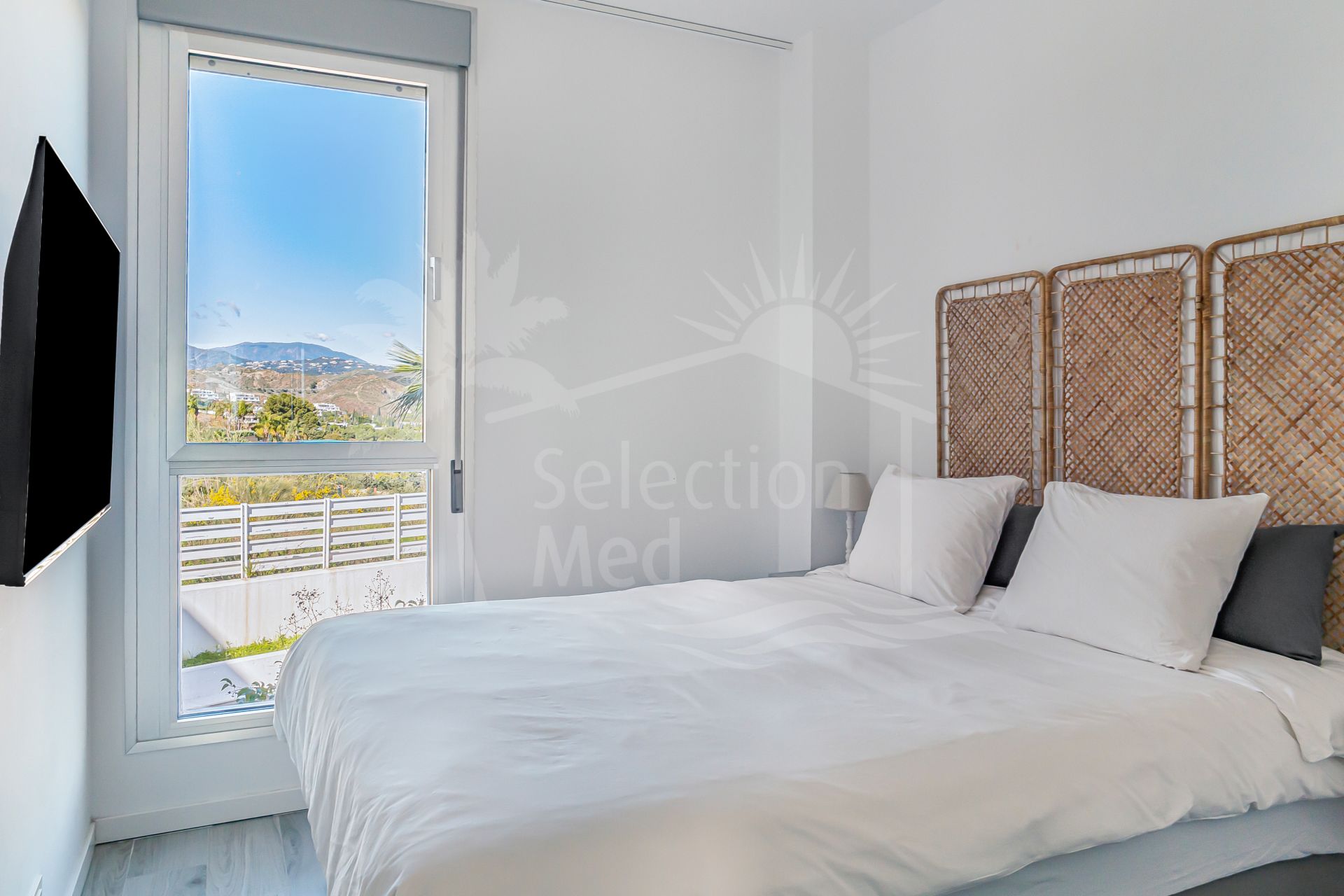 Modern 3-Bed Apartment in Oceana Views, Cancelada