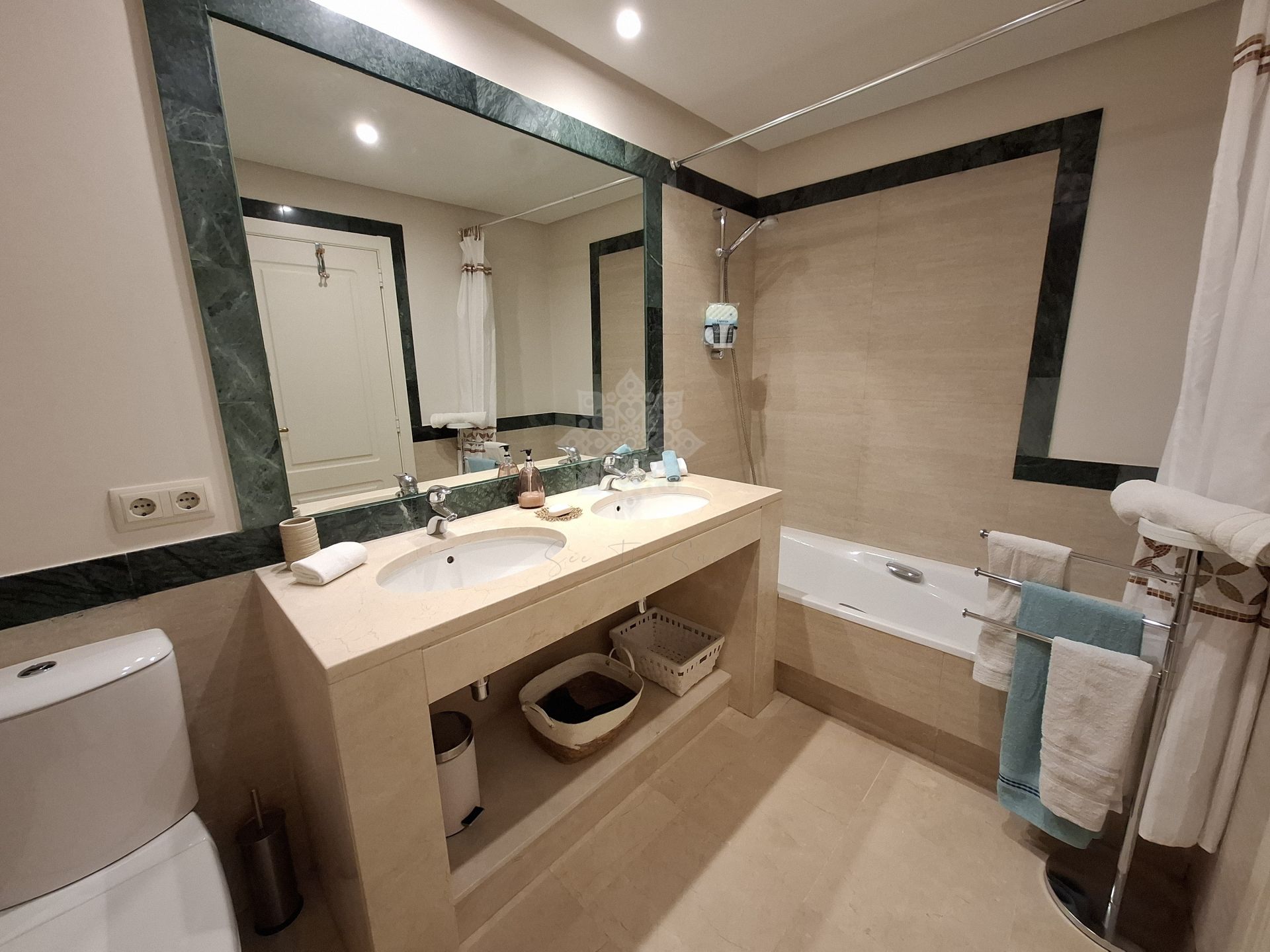 Apartamento en Altos de La Quinta, Benahavis