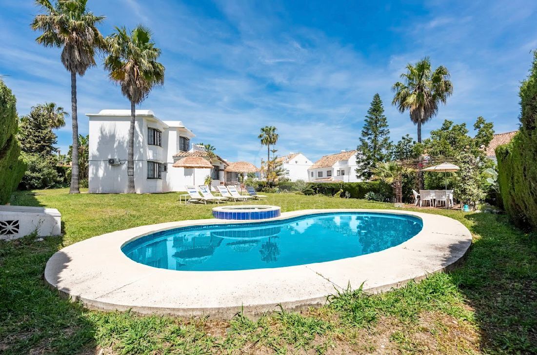 Villa in New Golden Mile, Estepona