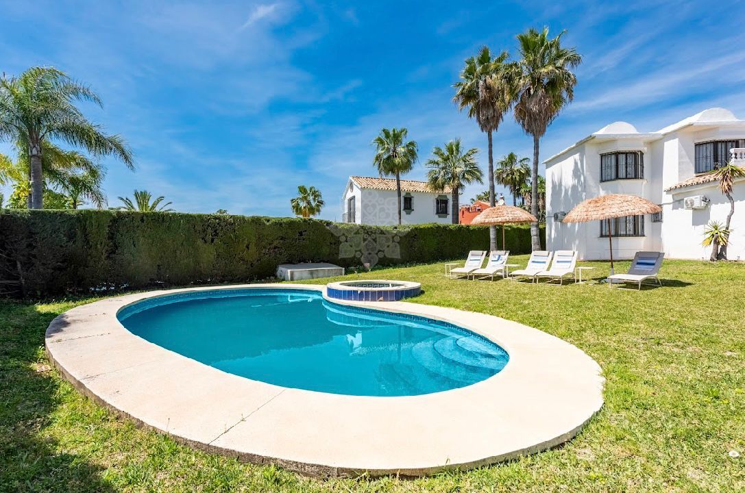 Villa in New Golden Mile, Estepona