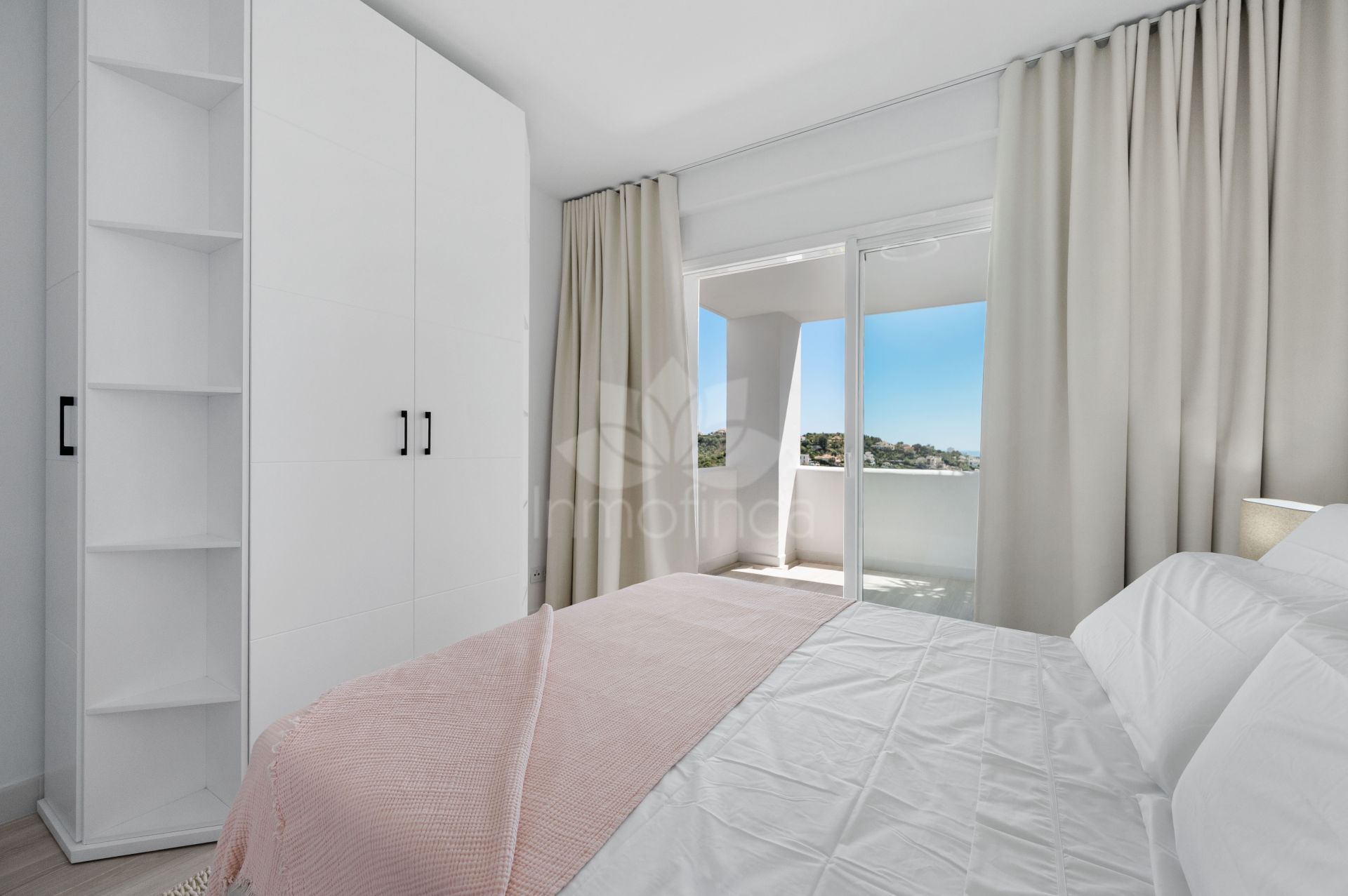 Apartment in Altos de La Quinta, Benahavis