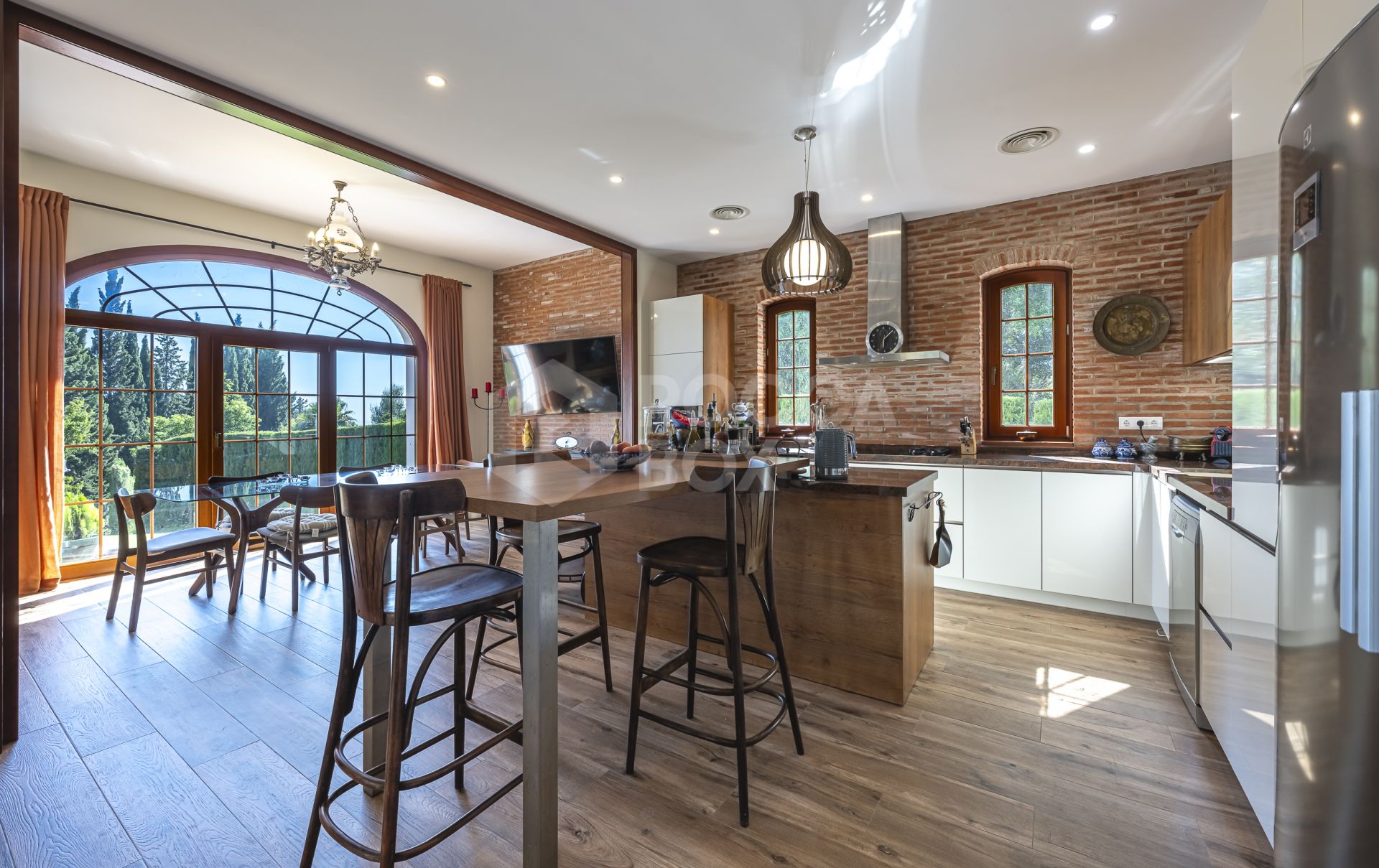 Modern Villa Close to the Beach for Sale in El Rosario, Marbella East