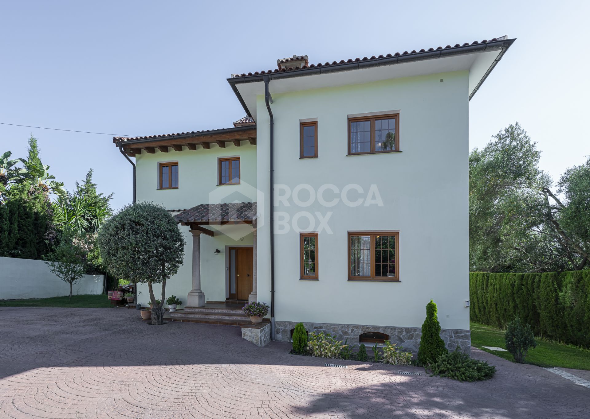 Modern Villa Close to the Beach for Sale in El Rosario, Marbella East