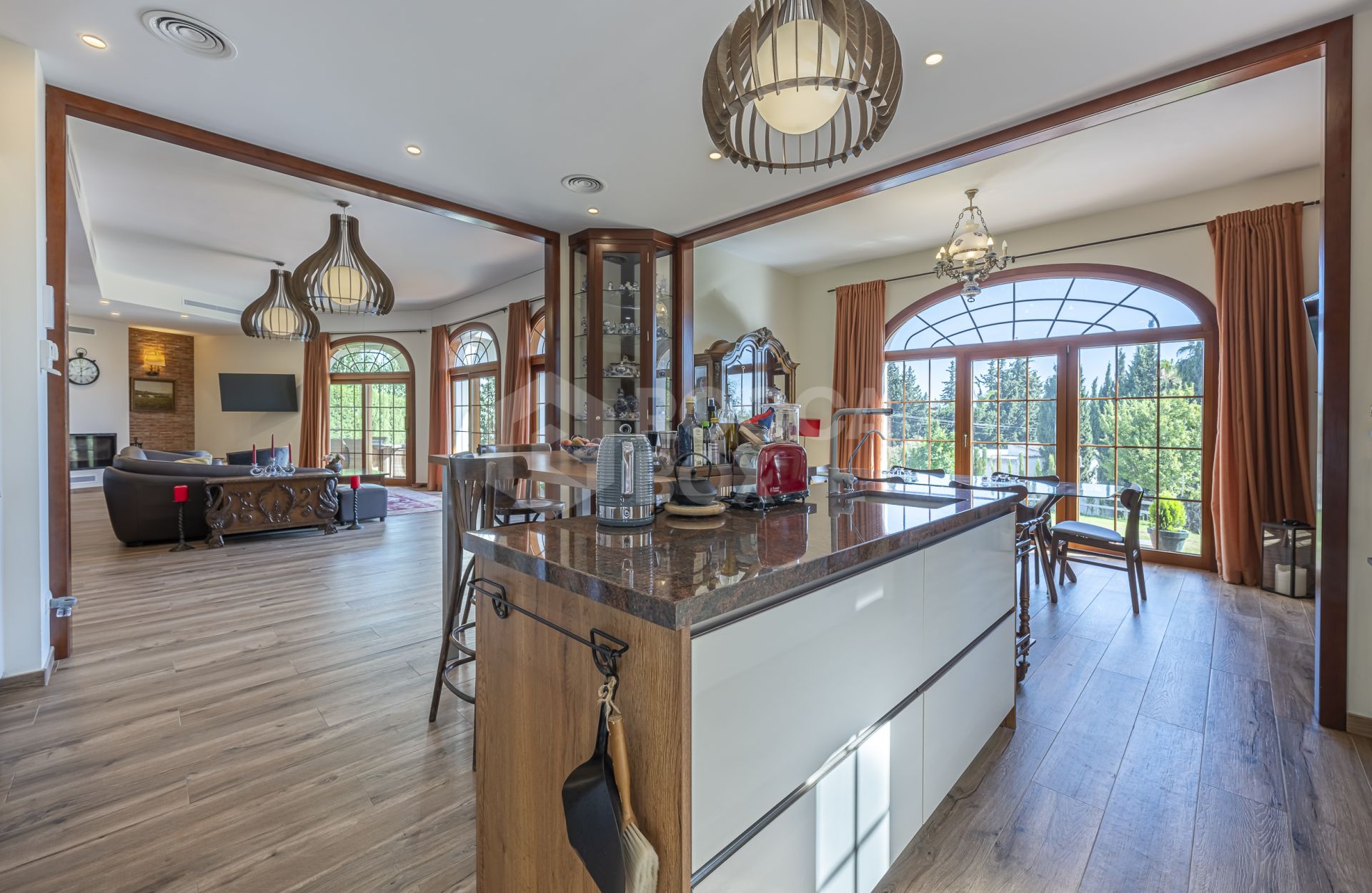 Modern Villa Close to the Beach for Sale in El Rosario, Marbella East