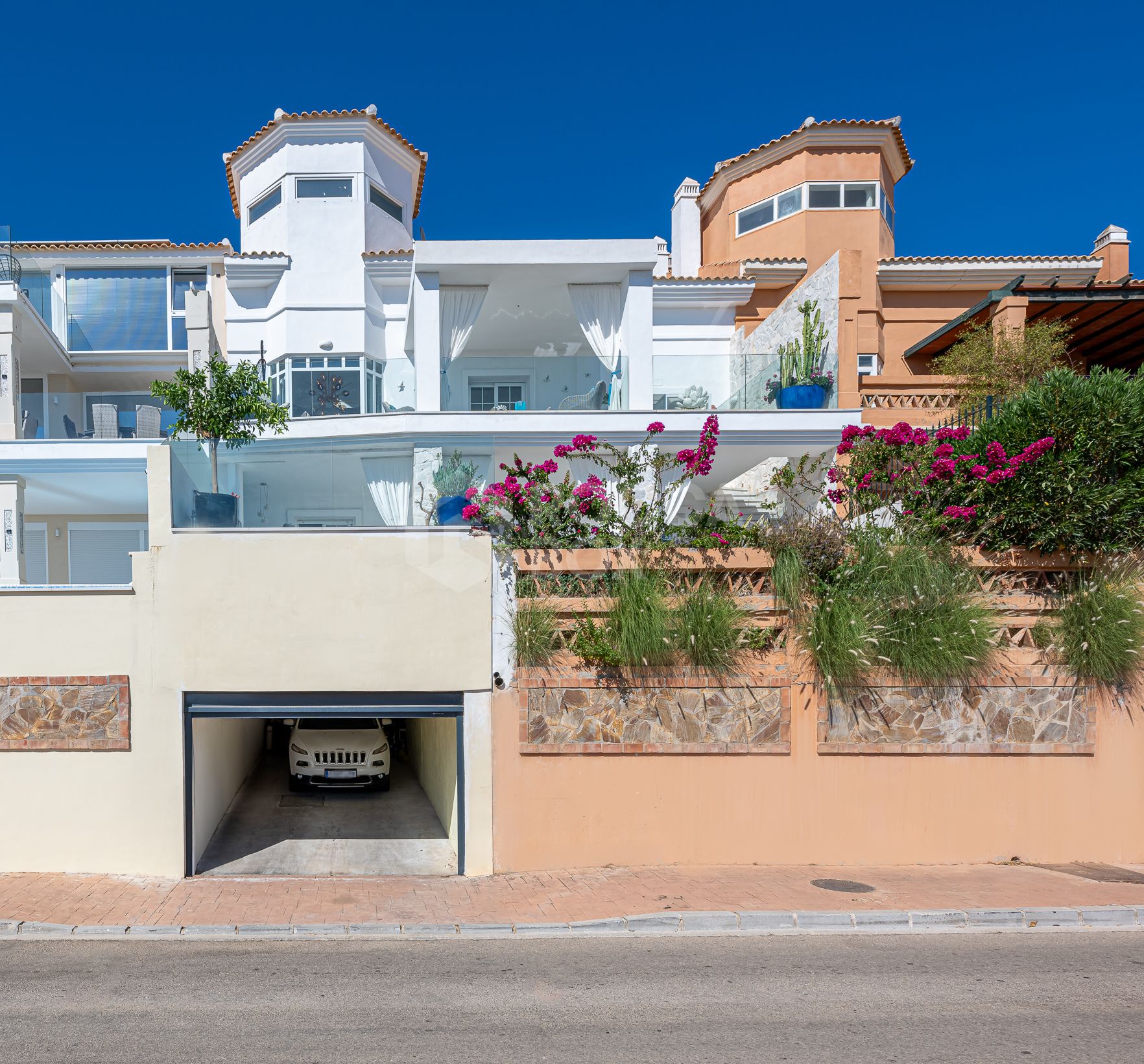 Spacious Hilltop Townhouse with 180º Sea Views for Sale in La Mairena, Marbella East